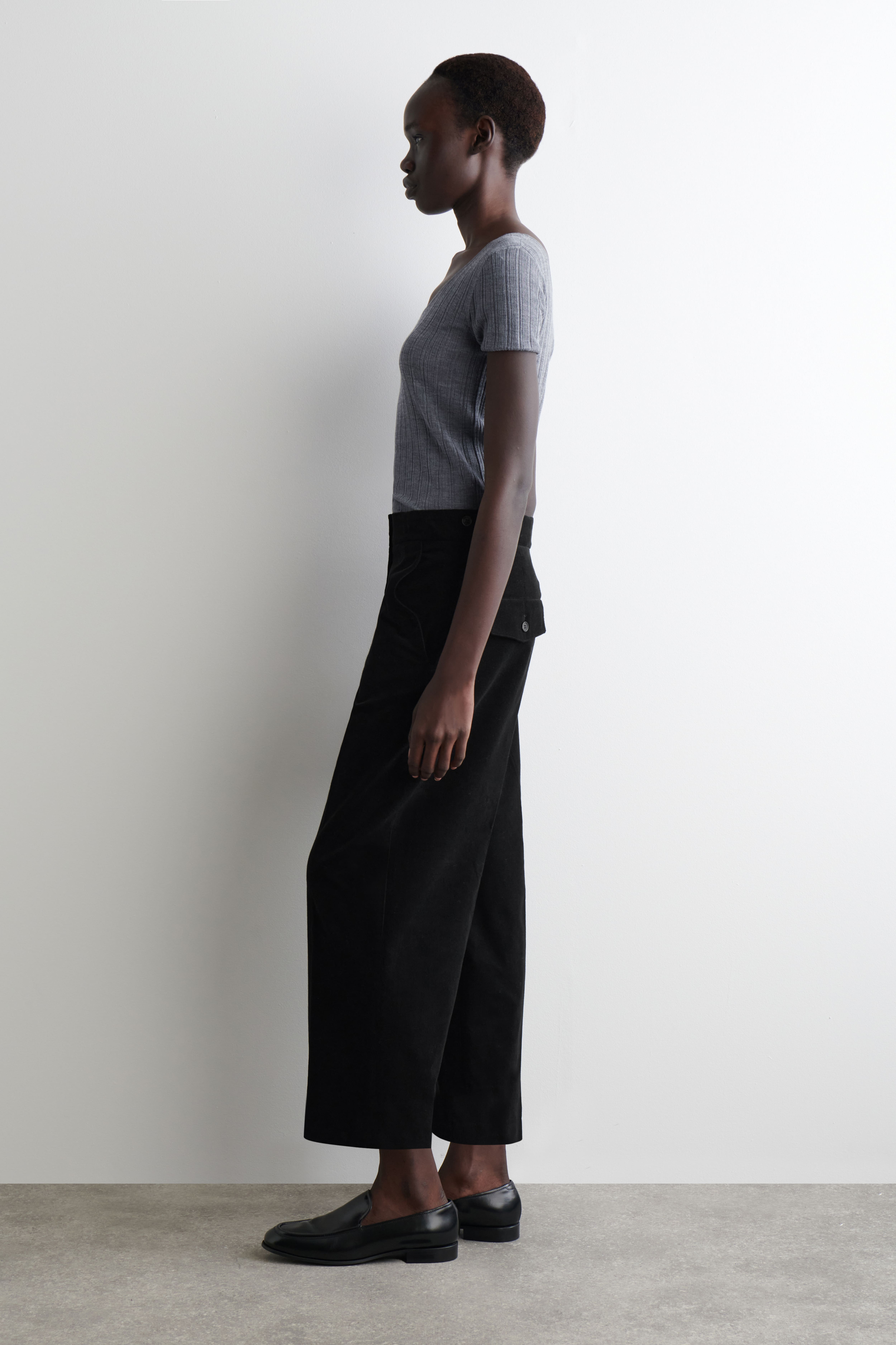 CROPPED CORDUROY TROUSERS - ZWART