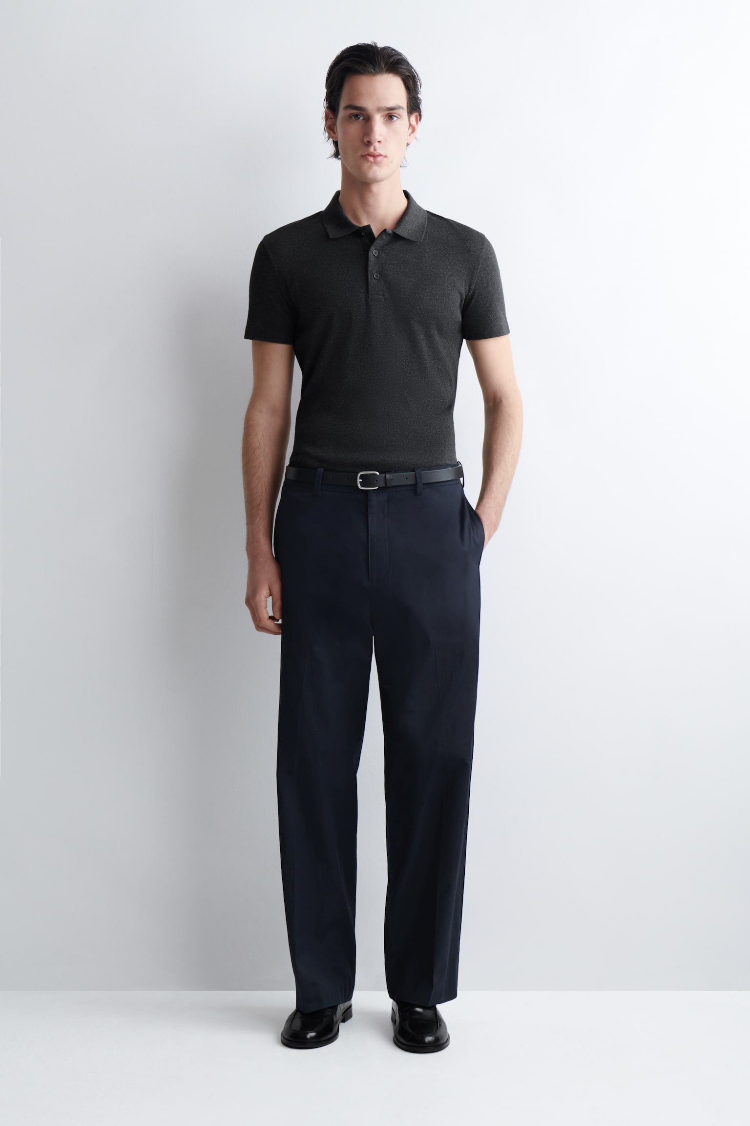 SCHMALES, GERIPPTES POLOSHIRT AUS BAUMWOLLE - ANTHRAZITGRAU MELIERT/SCHWARZ/WEISS - 5
