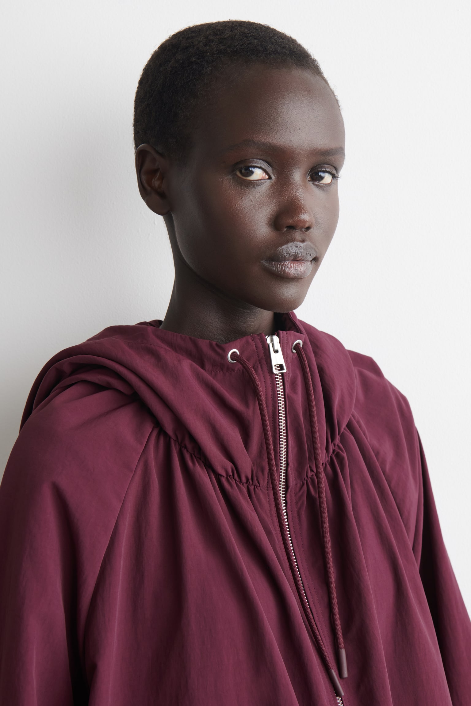 Teknisk parkas med hette - Mørkerød - 6