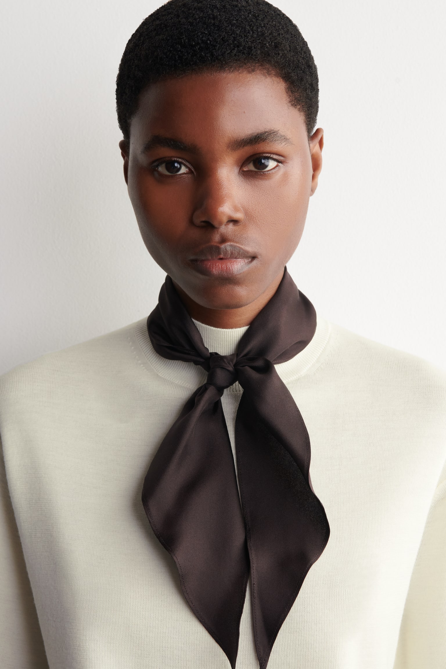 T-SHIRT AUS MERINOWOLLE MIT SCHALDETAIL - ELFENBEIN/SCHOKOLADENBRAUN/BLACK / GREEN - 4