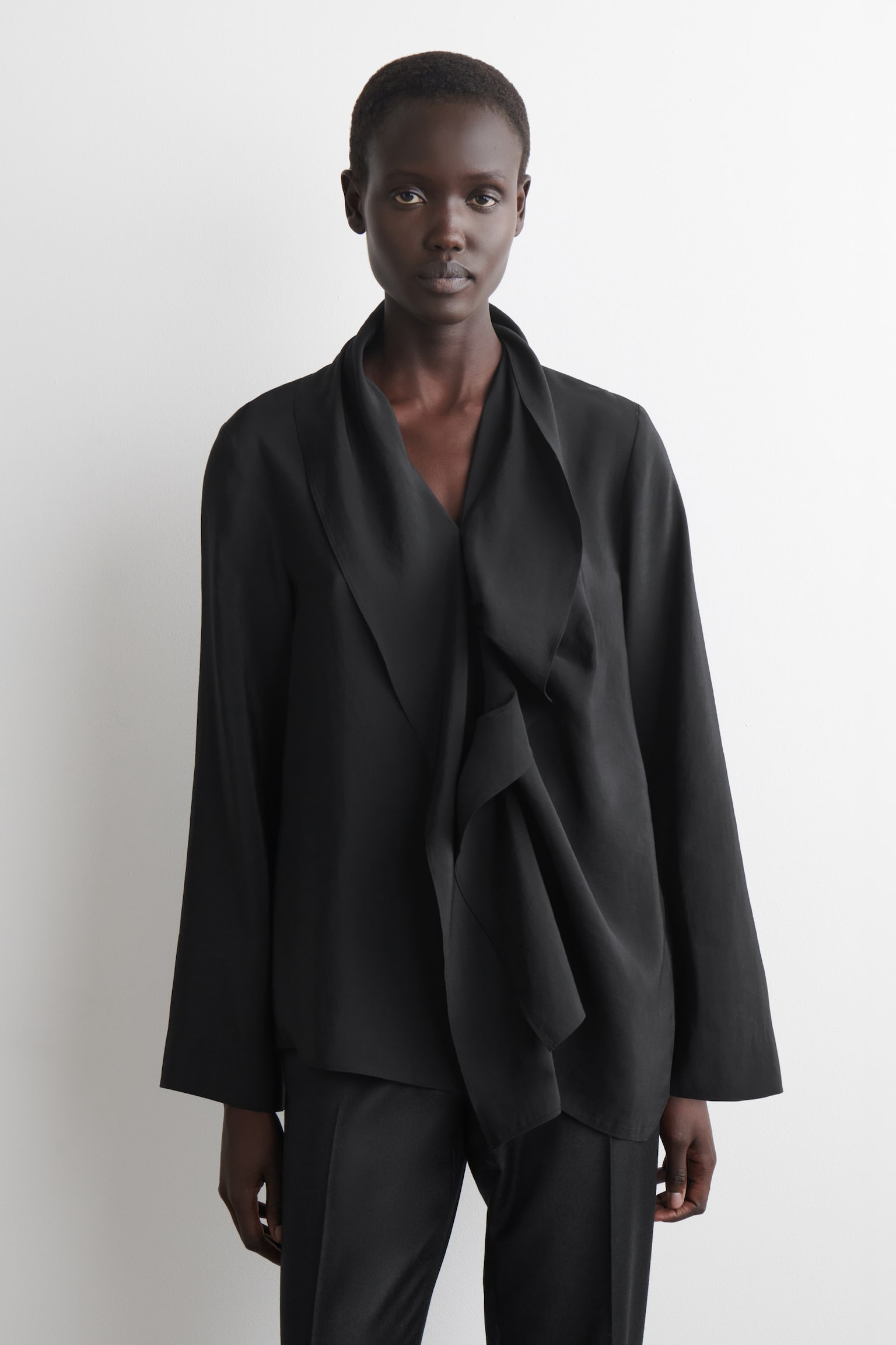 BLUSE MIT VOLANTS UND DRAPIERUNG - SCHWARZ - 1