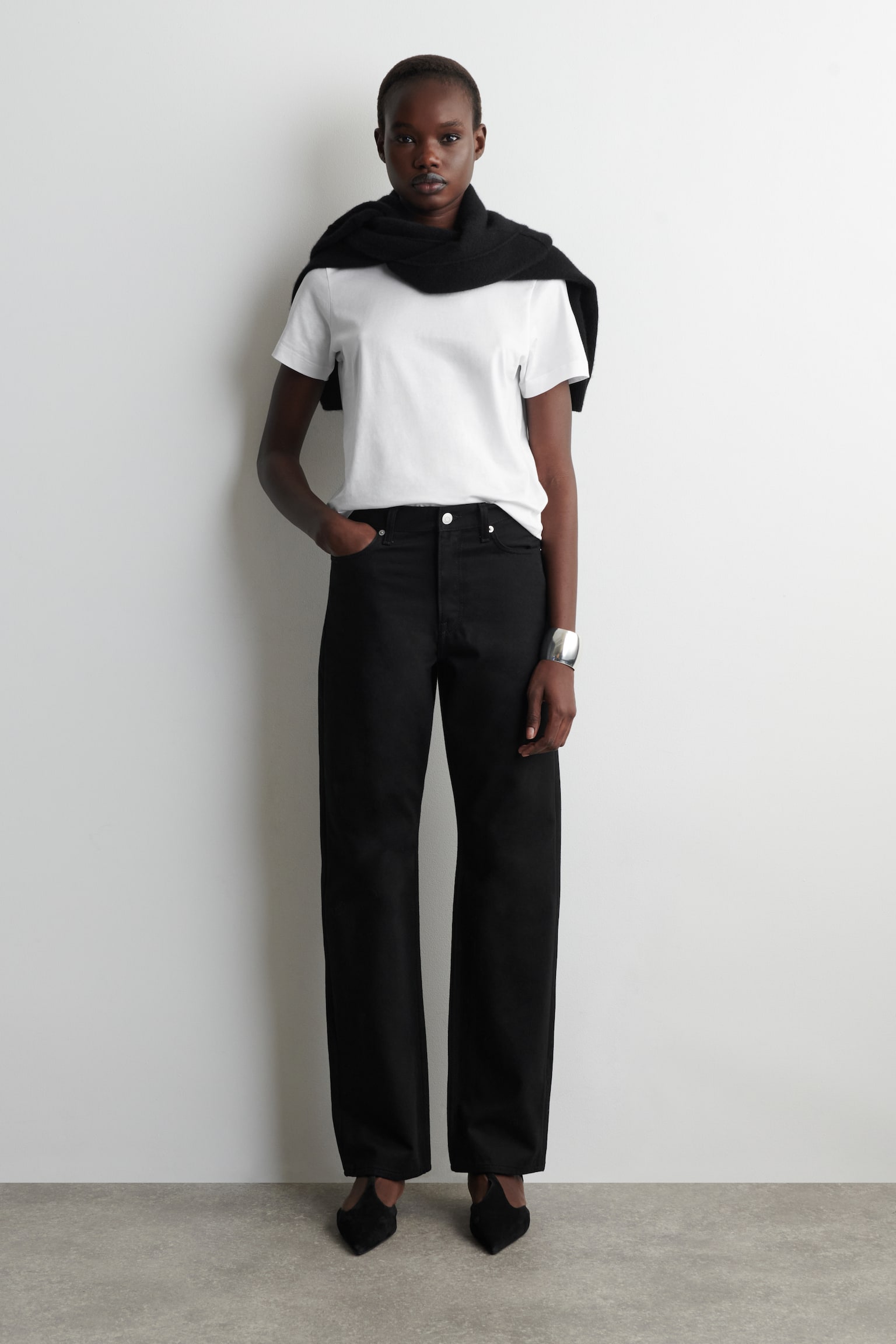 BAVLNĚNÉ TRIČKO S KULATÝM VÝSTŘIHEM - BÍLÁ/ČERNÁ - 4