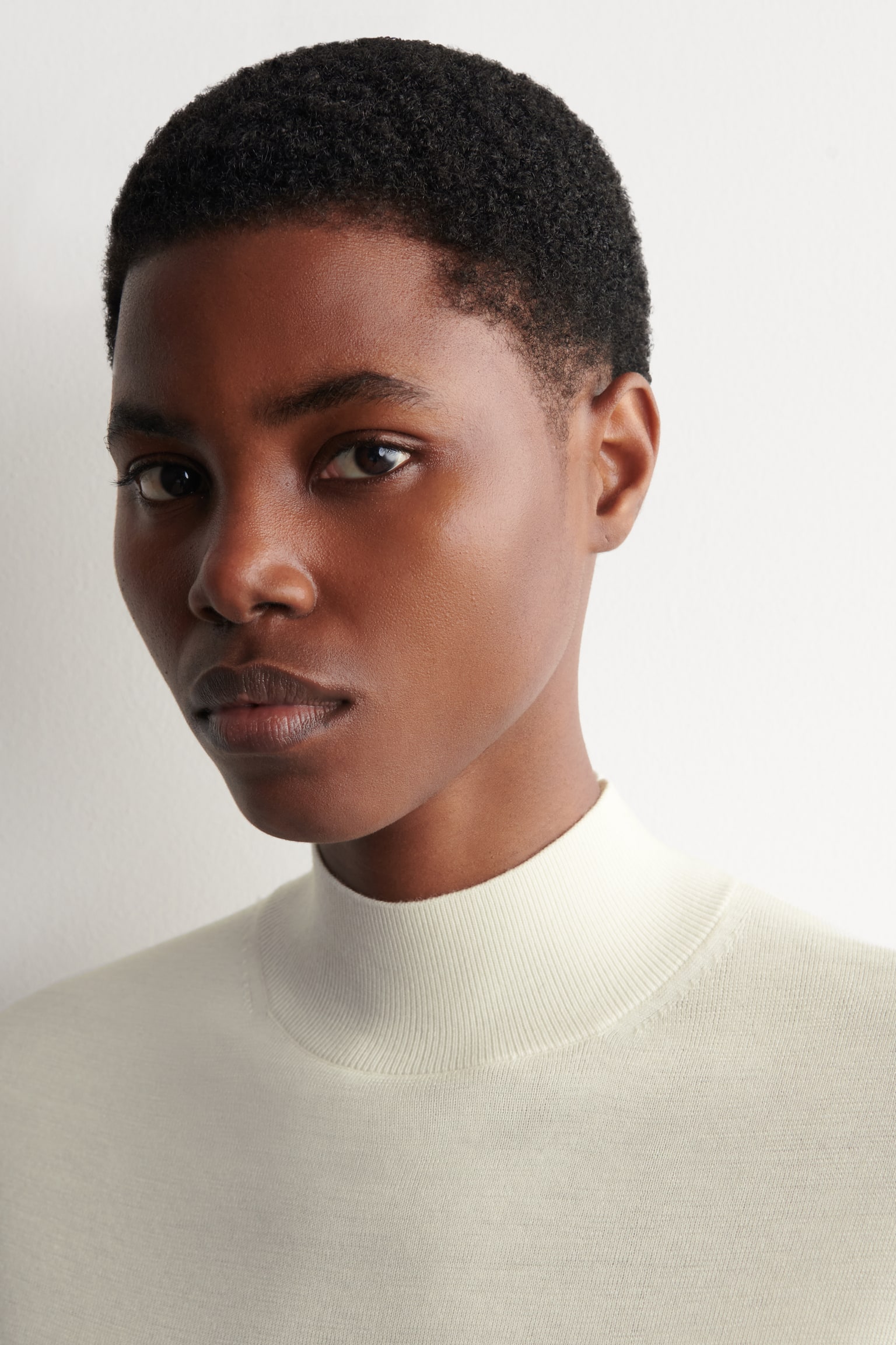 T-SHIRT AUS MERINOWOLLE MIT SCHALDETAIL - ELFENBEIN/SCHOKOLADENBRAUN/BLACK / GREEN - 6