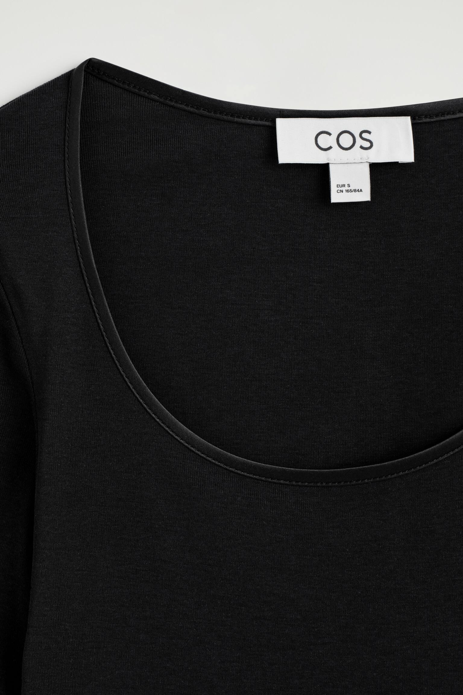 T-SHIRT AUS BAUMWOLLJERSEY MIT SATIN-VERZIERUNG - SCHWARZ/ROSA - 5