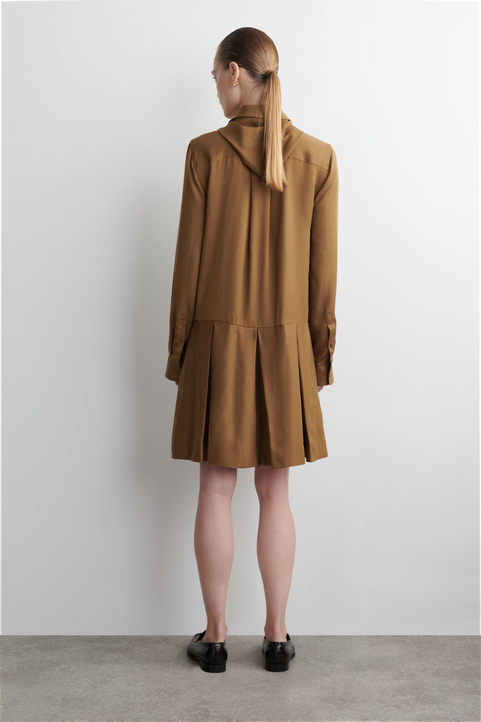 MINIKLEID MIT SCHALDETAIL UND NIEDRIGER TAILLE - BRAUN - 3