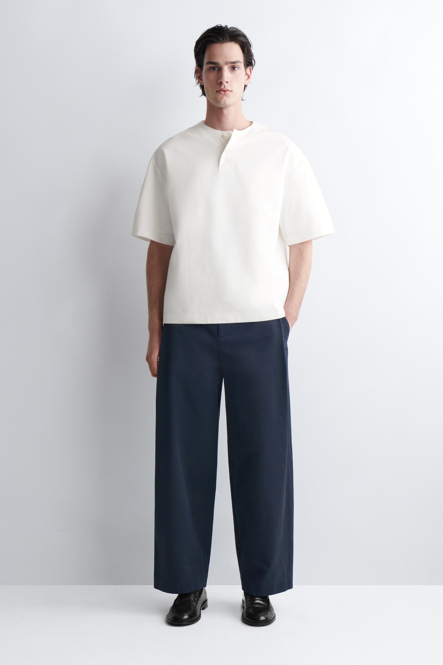 OVERSIZED HENLEY T-SHIRT I BOMULDSJERSEY - HVID/SORT - 6