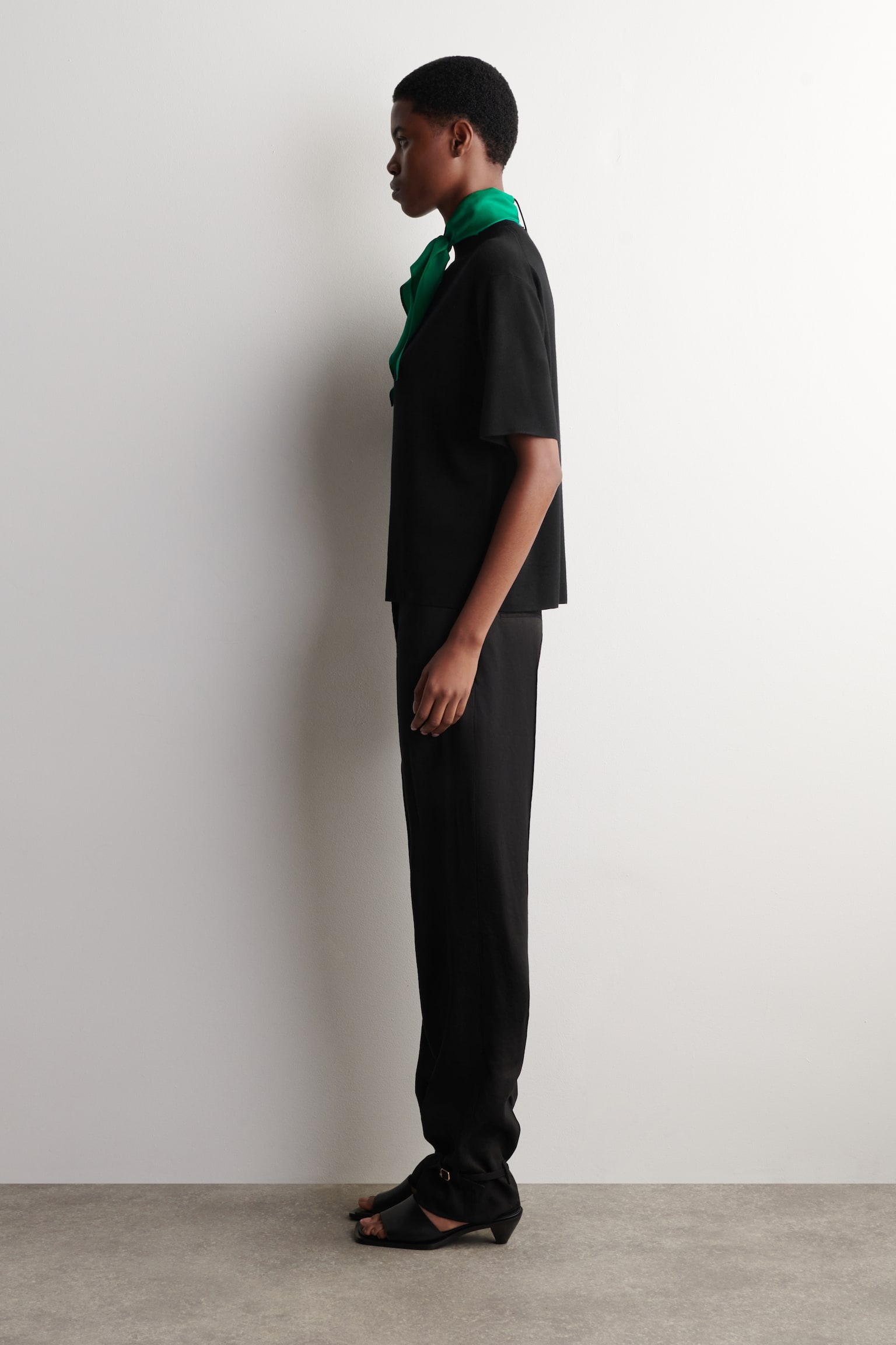 T-SHIRT AUS MERINOWOLLE MIT SCHALDETAIL - BLACK / GREEN/ELFENBEIN/SCHOKOLADENBRAUN - 6