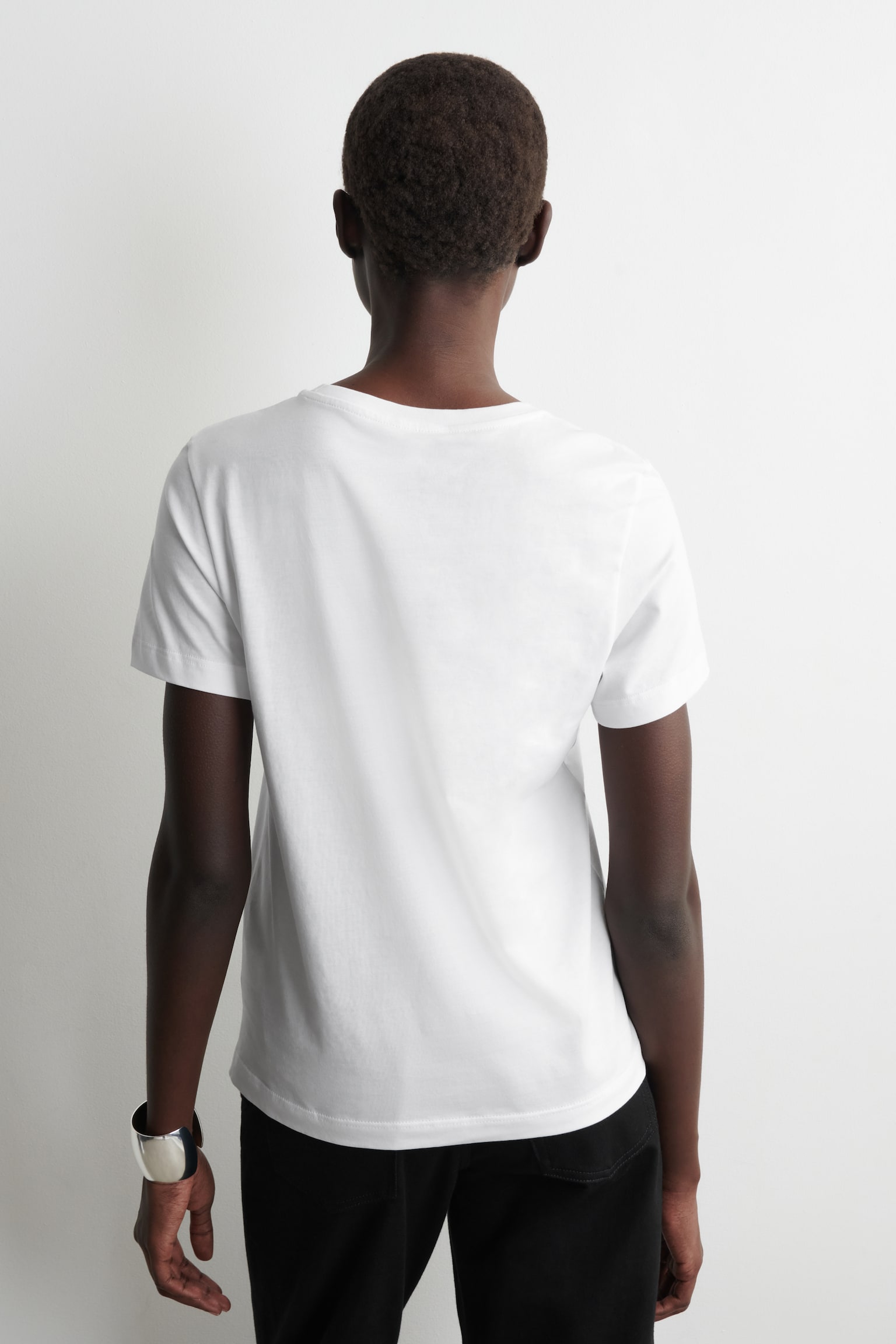 BAVLNĚNÉ TRIČKO S KULATÝM VÝSTŘIHEM - BÍLÁ/ČERNÁ - 6