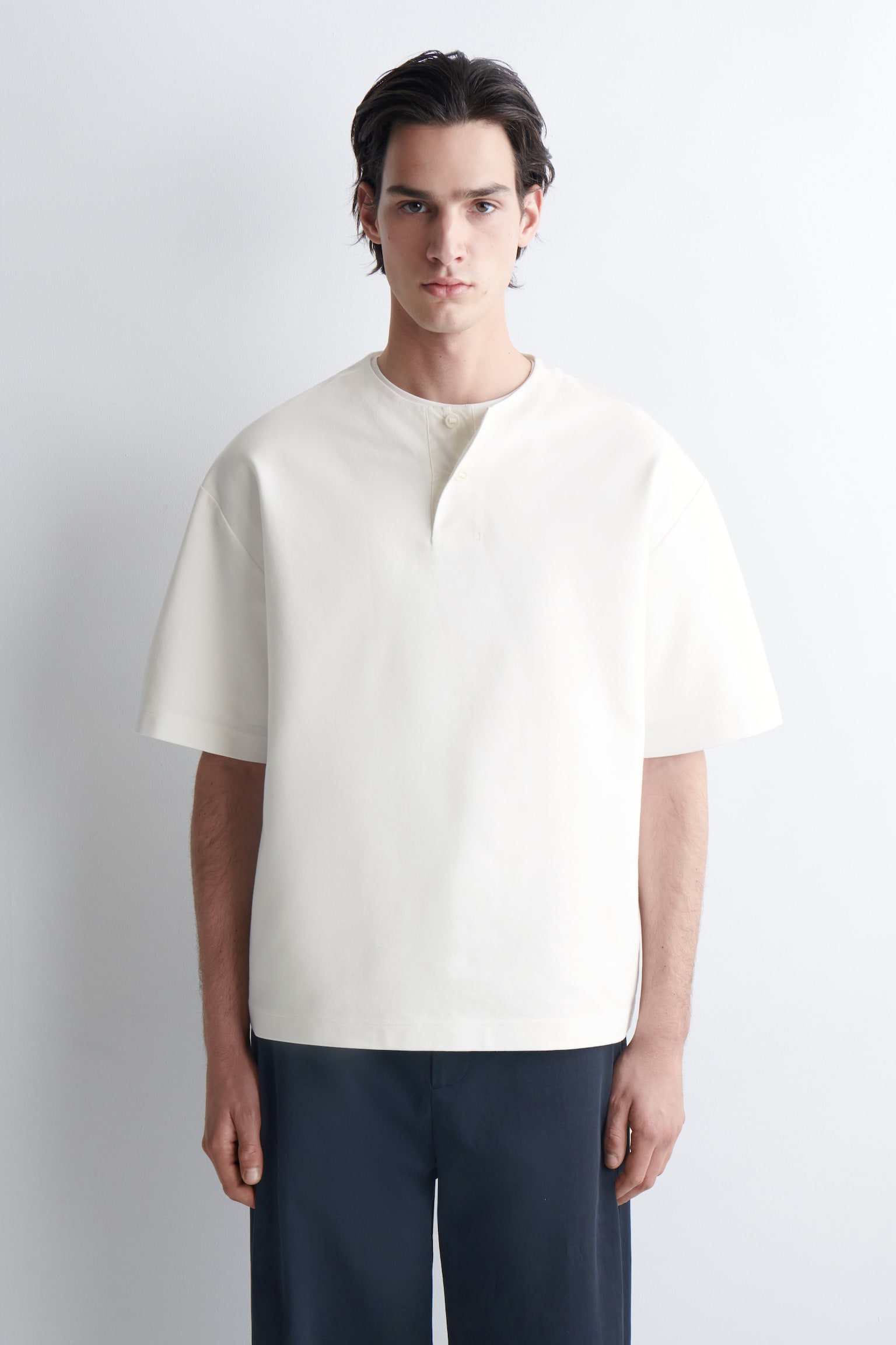 OVERSIZED HENLEY T-SHIRT I BOMULDSJERSEY - HVID/SORT - 1