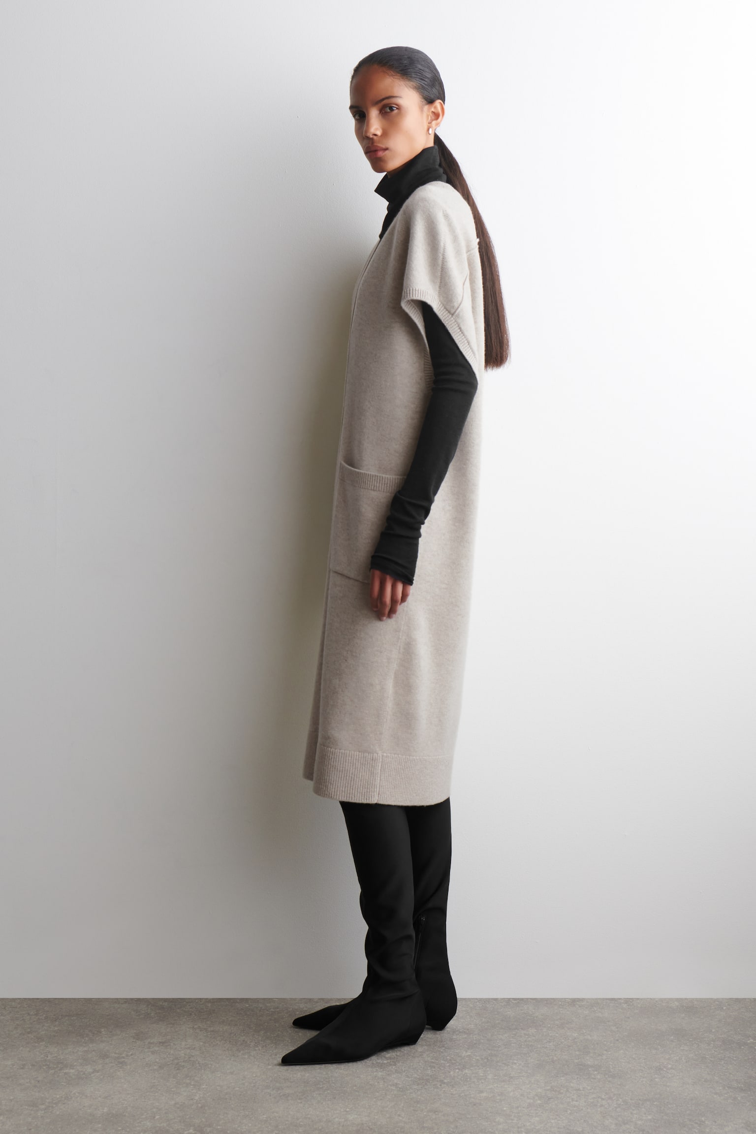 Lang, rundstrikket cardigan i uld - MELERET BEIGE - 5