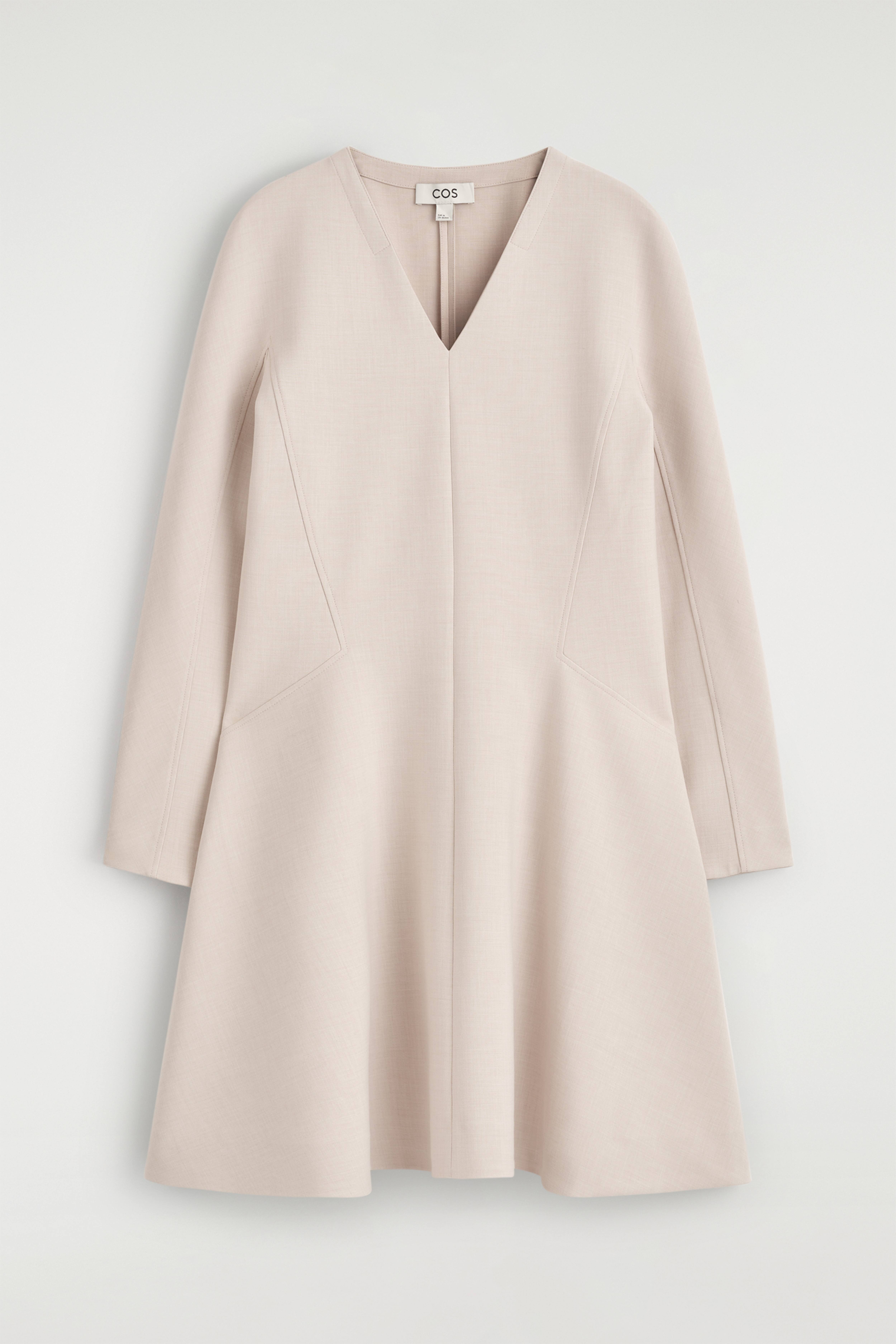Skreddersydd minikjole med V-hals - BEIGE