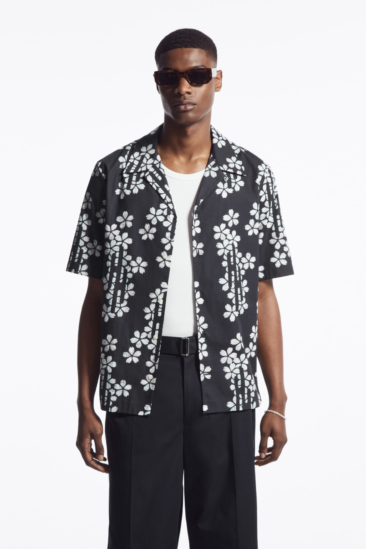 RELAXED FLORAL-PRINT COTTON SHORT-SLEEVED SHIRT - BLACK / FLORAL - 1