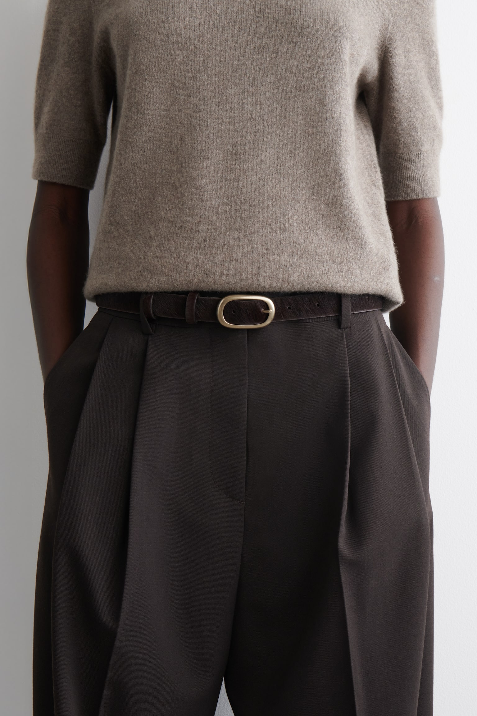 OVAL-SPÆNDE PONY HAIR-EFFEKT LÆDERBÆLTE - BRUN - 1