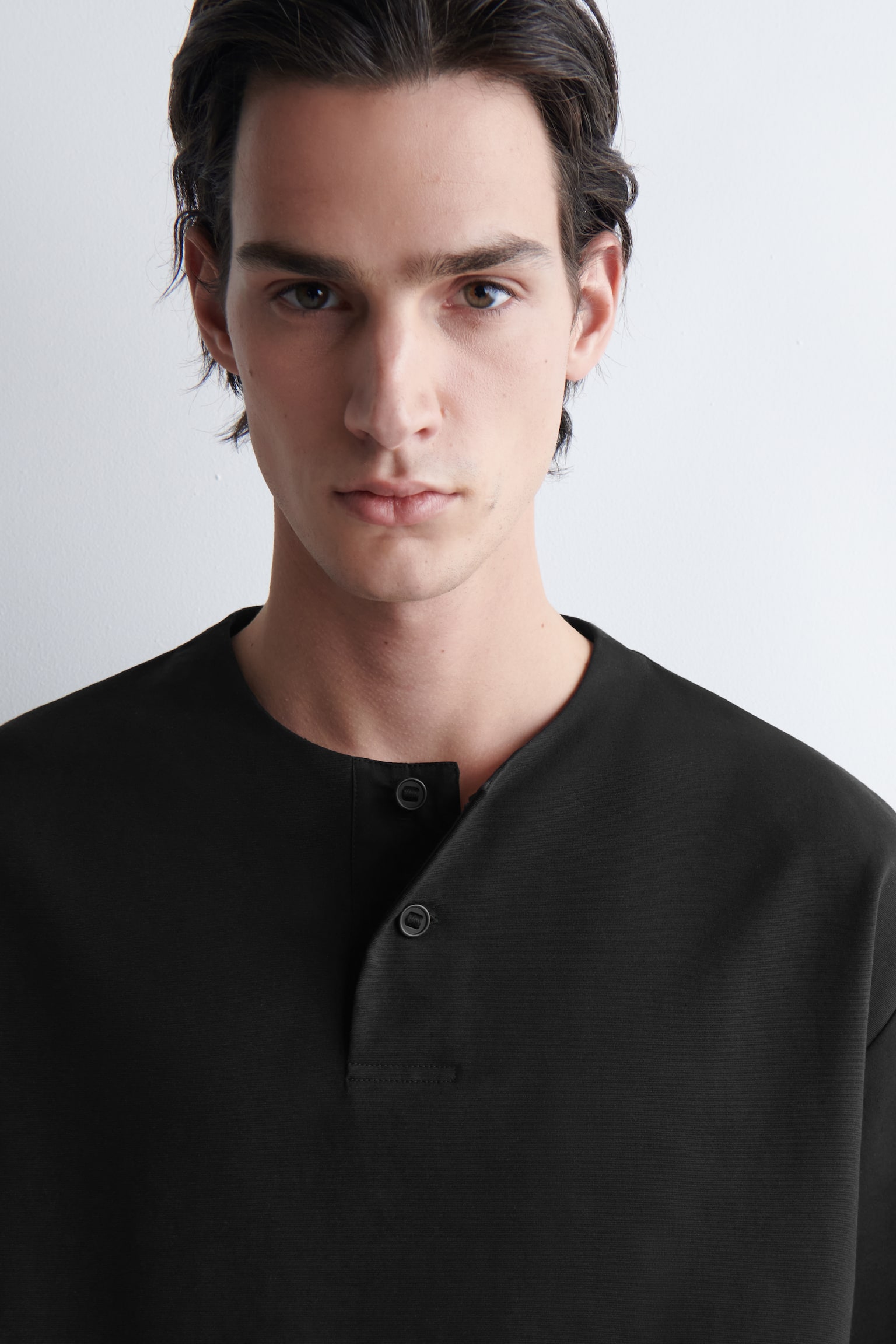 OVERSIZED HENLEY T-SHIRT I BOMULDSJERSEY - SORT/HVID - 4