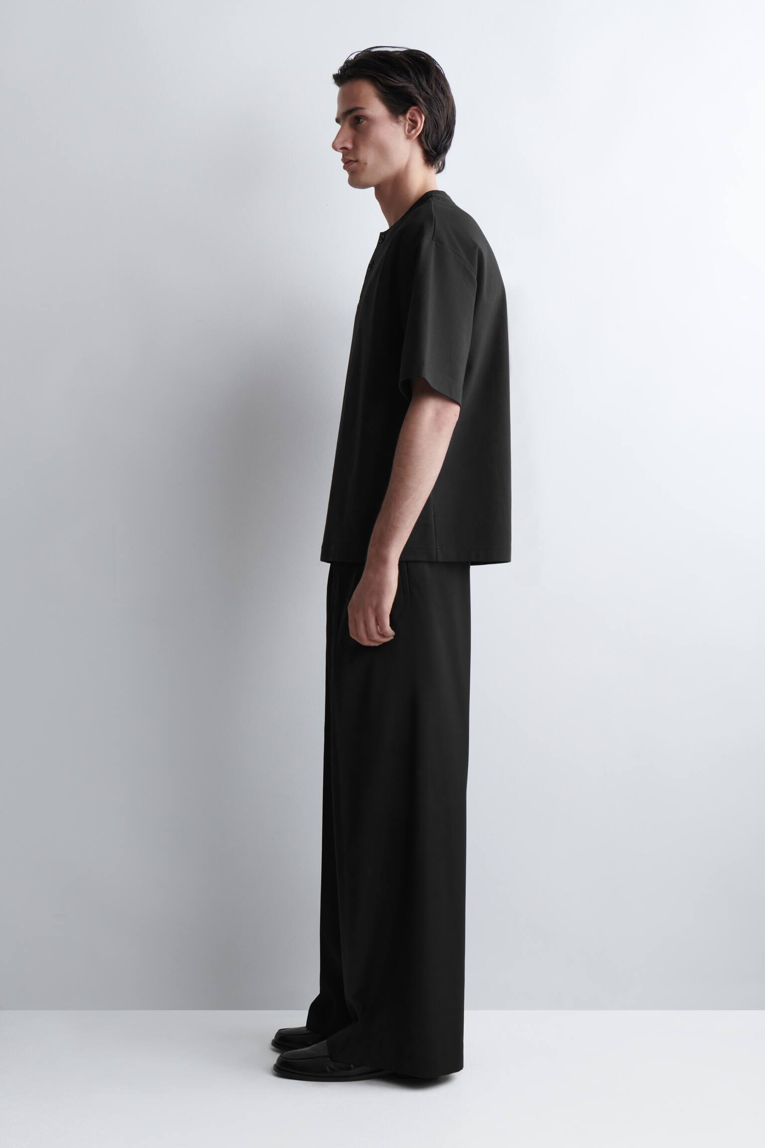 OVERSIZED HENLEY T-SHIRT I BOMULDSJERSEY - SORT/HVID - 5