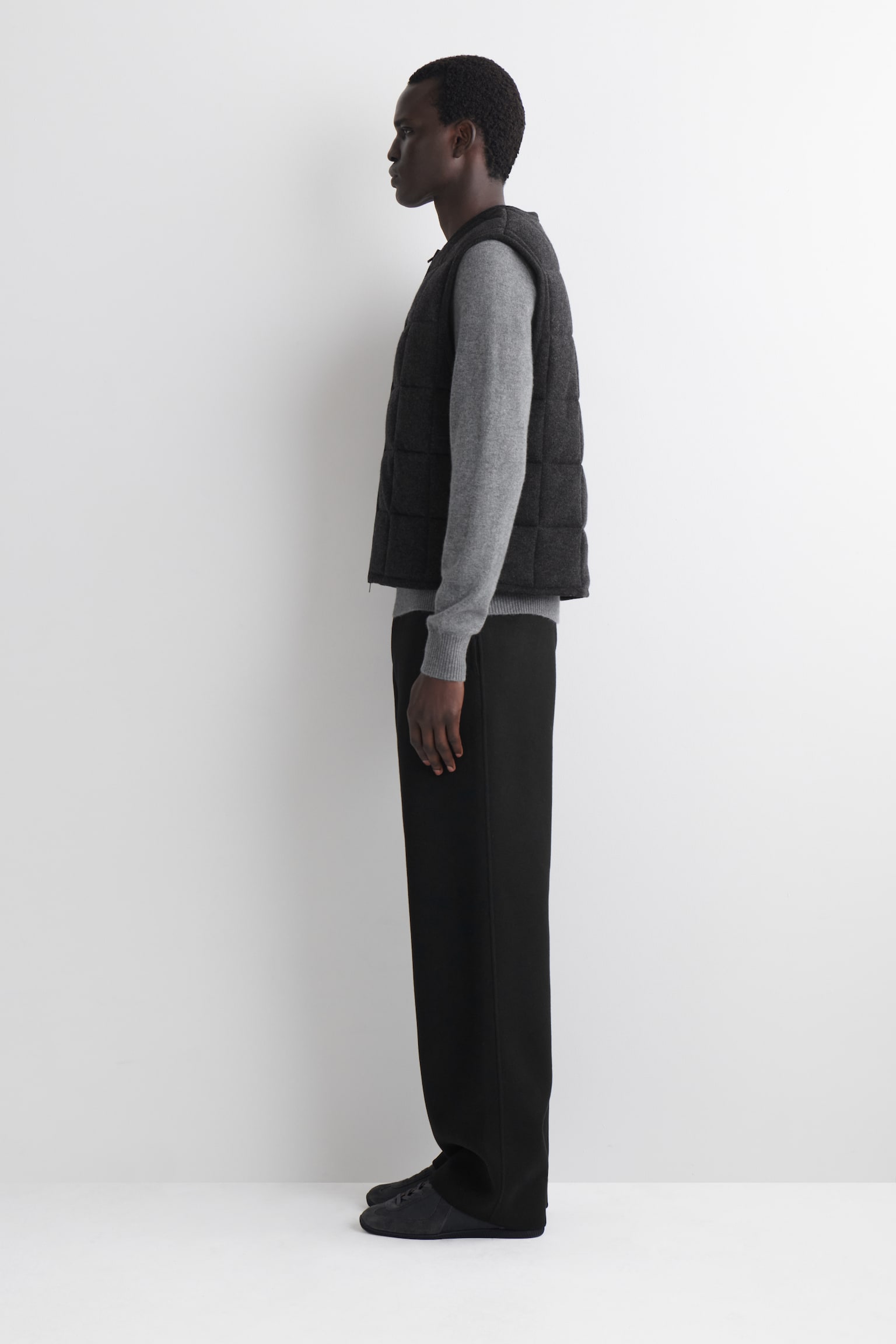 Gewatteerde doorgestikte gebreide gilet van merinowol - ANTRACIET MELANGE - 5