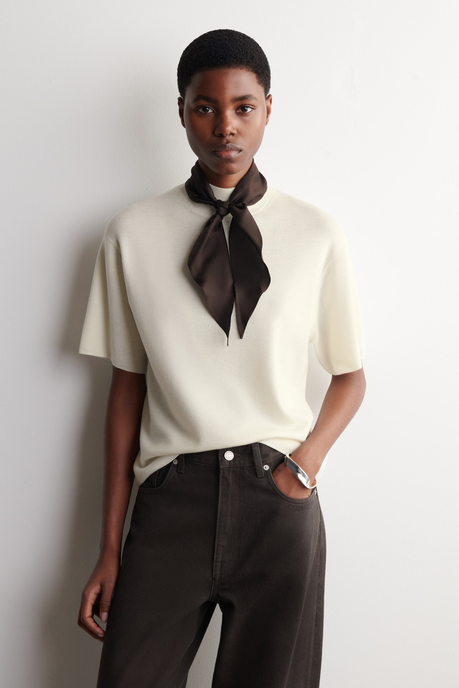 T-SHIRT AUS MERINOWOLLE MIT SCHALDETAIL - ELFENBEIN/SCHOKOLADENBRAUN/BLACK / GREEN - 1