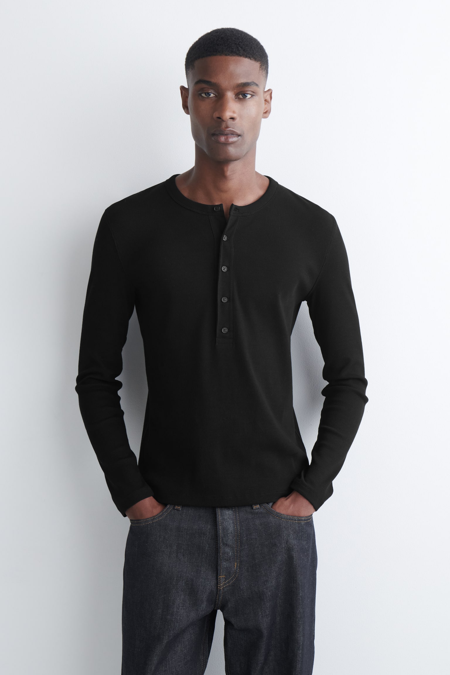 Geribd katoenen Henley-T-shirt met lange mouwen, slanke pasvorm - BLACK/BRUIN - 1