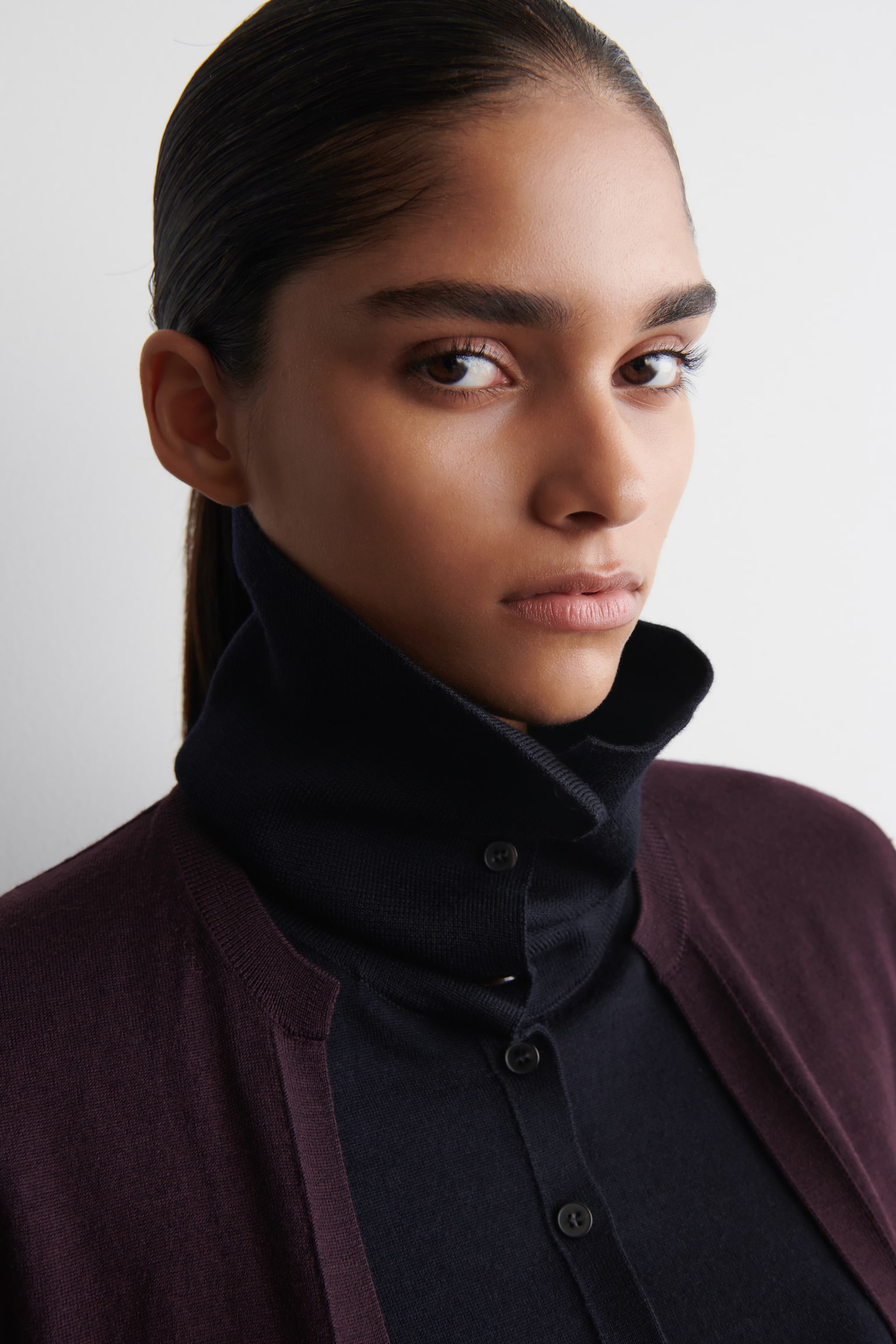 STRICKJACKE AUS MERINOWOLLE MIT HOHEM KRAGEN - BORDEAUXROT/NAVYBLAU/BRAUN - 6