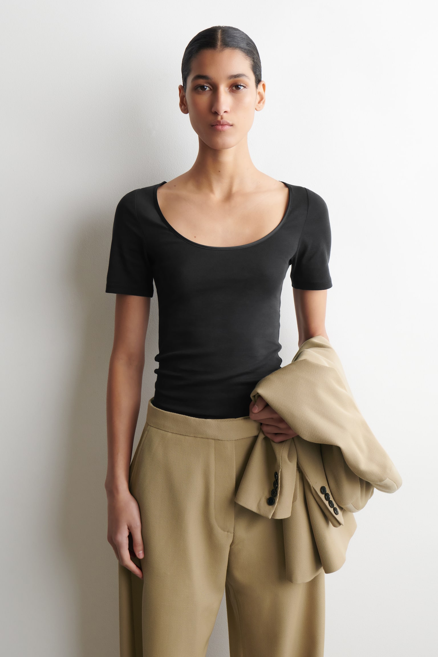 T-SHIRT AUS BAUMWOLLJERSEY MIT SATIN-VERZIERUNG - SCHWARZ/ROSA - 1