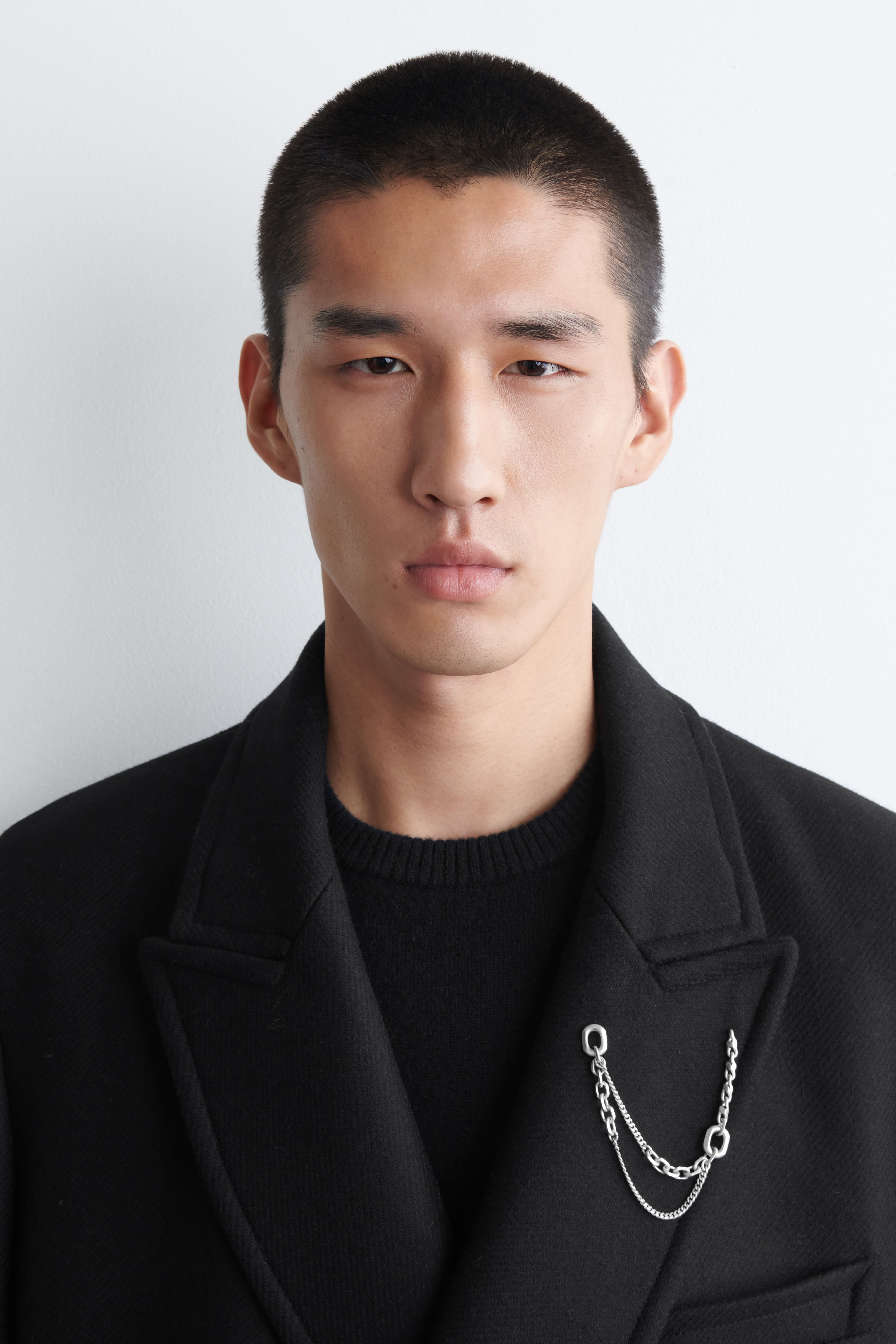 FACETTIERTE BROSCHE MIT DOPPELKETTE - SILBER