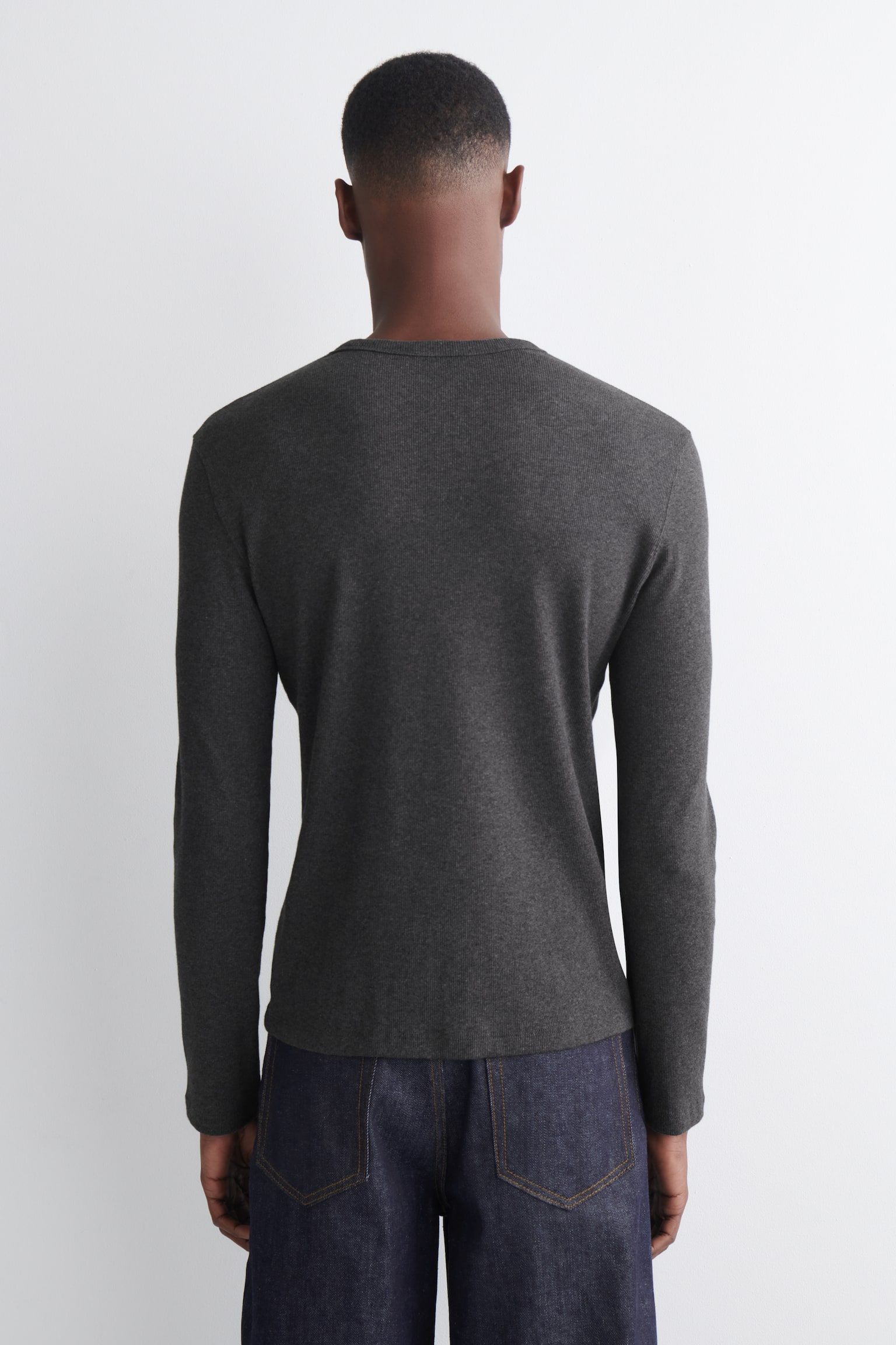 SMAL RIBBSTICKAD LÅNGÄRMAD T-SHIRT I BOMULL - MÖRKGRÅMELERAD/SVART/VIT/MÖRKGRÅMELERAD - 3