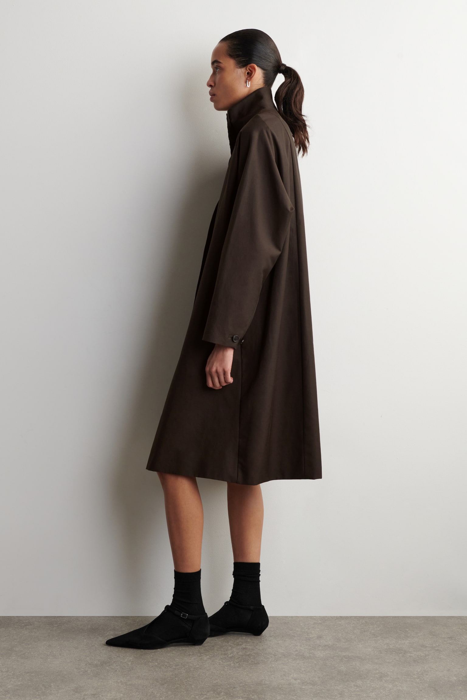Wijdvallende mantel met opstaande kraag - DONKERBRUIN - 8