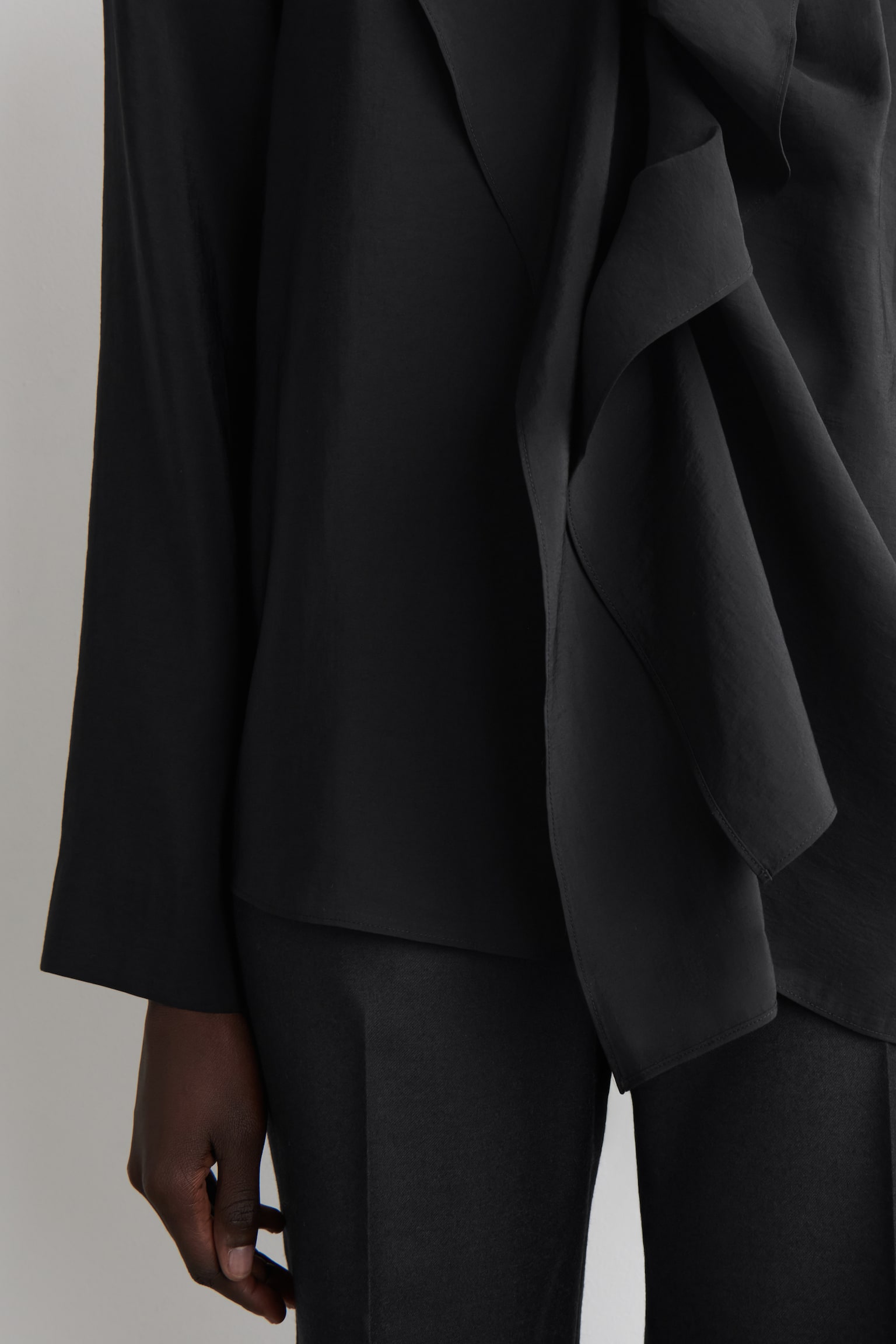 BLUSE MIT VOLANTS UND DRAPIERUNG - SCHWARZ - 5