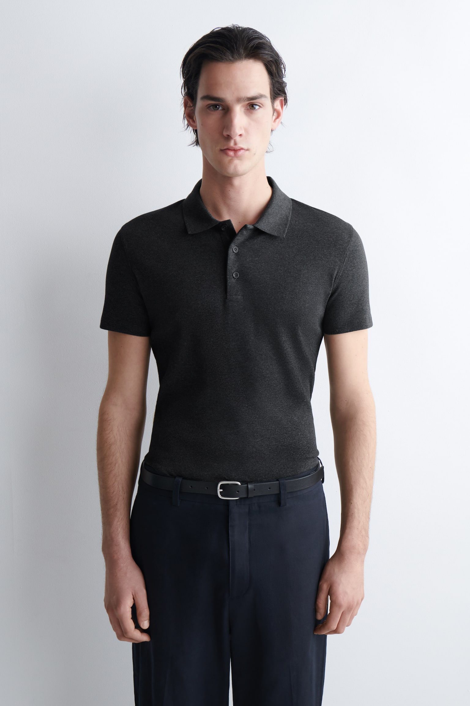 SCHMALES, GERIPPTES POLOSHIRT AUS BAUMWOLLE - ANTHRAZITGRAU MELIERT/SCHWARZ/WEISS - 1