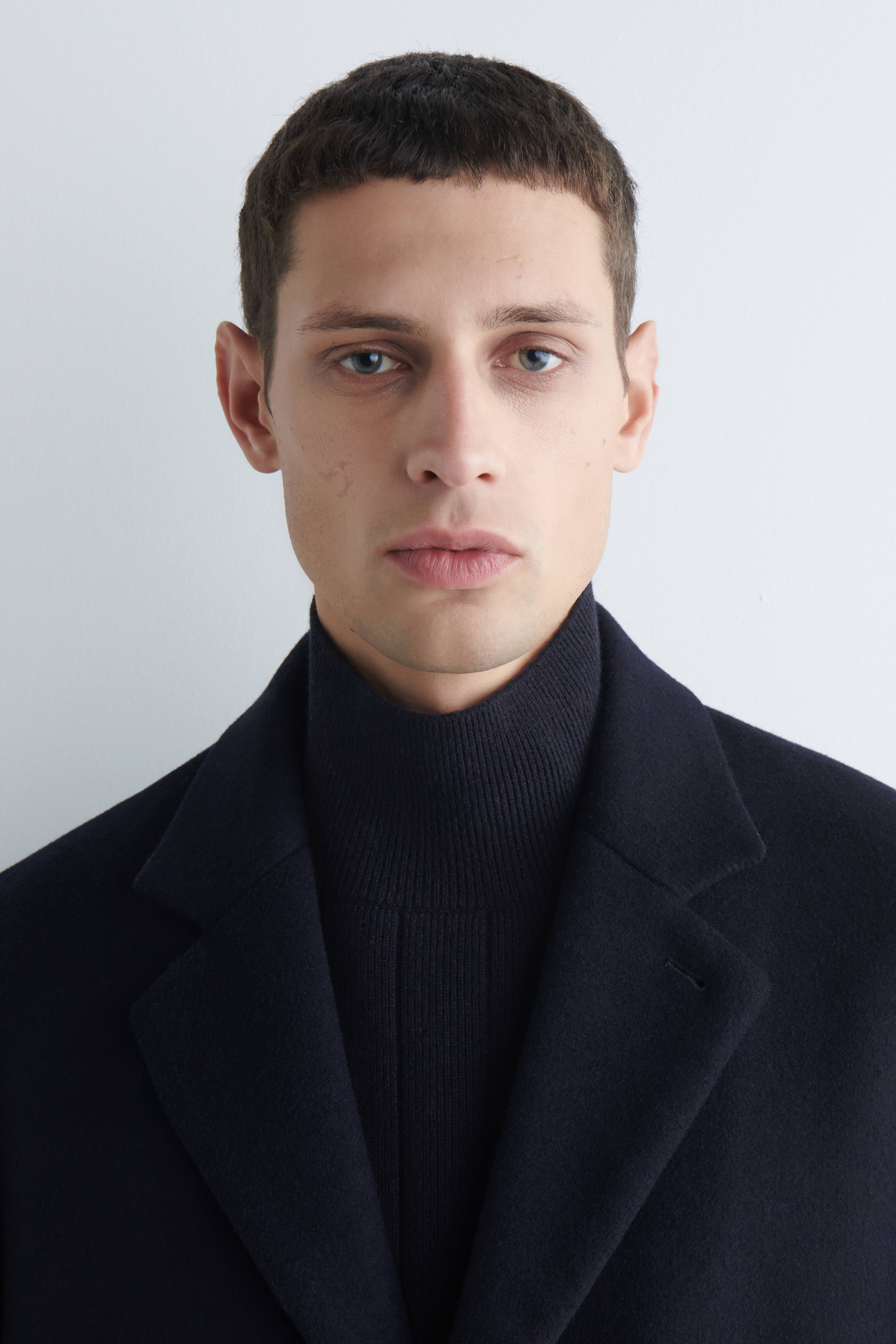 STRICKWESTE AUS WOLL-YAK-MIX MIT KRAGEN - NAVYBLAU/DUNKELBRAUN