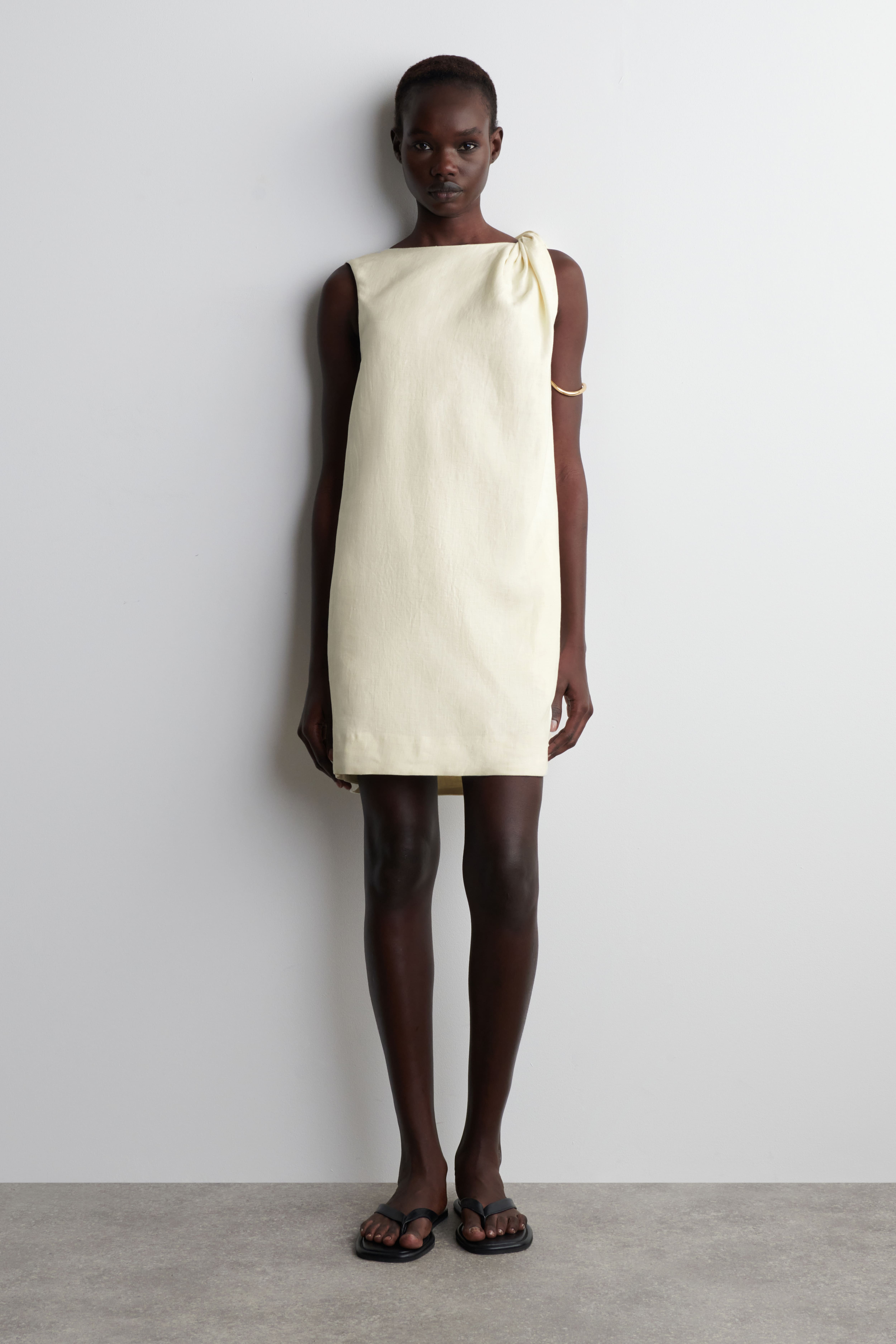 ЛЕНЕНА МИНИ РОКЛЯ С ИЗВИТ ДЕТАЙЛ - маслено жълто/ЧЕРНО