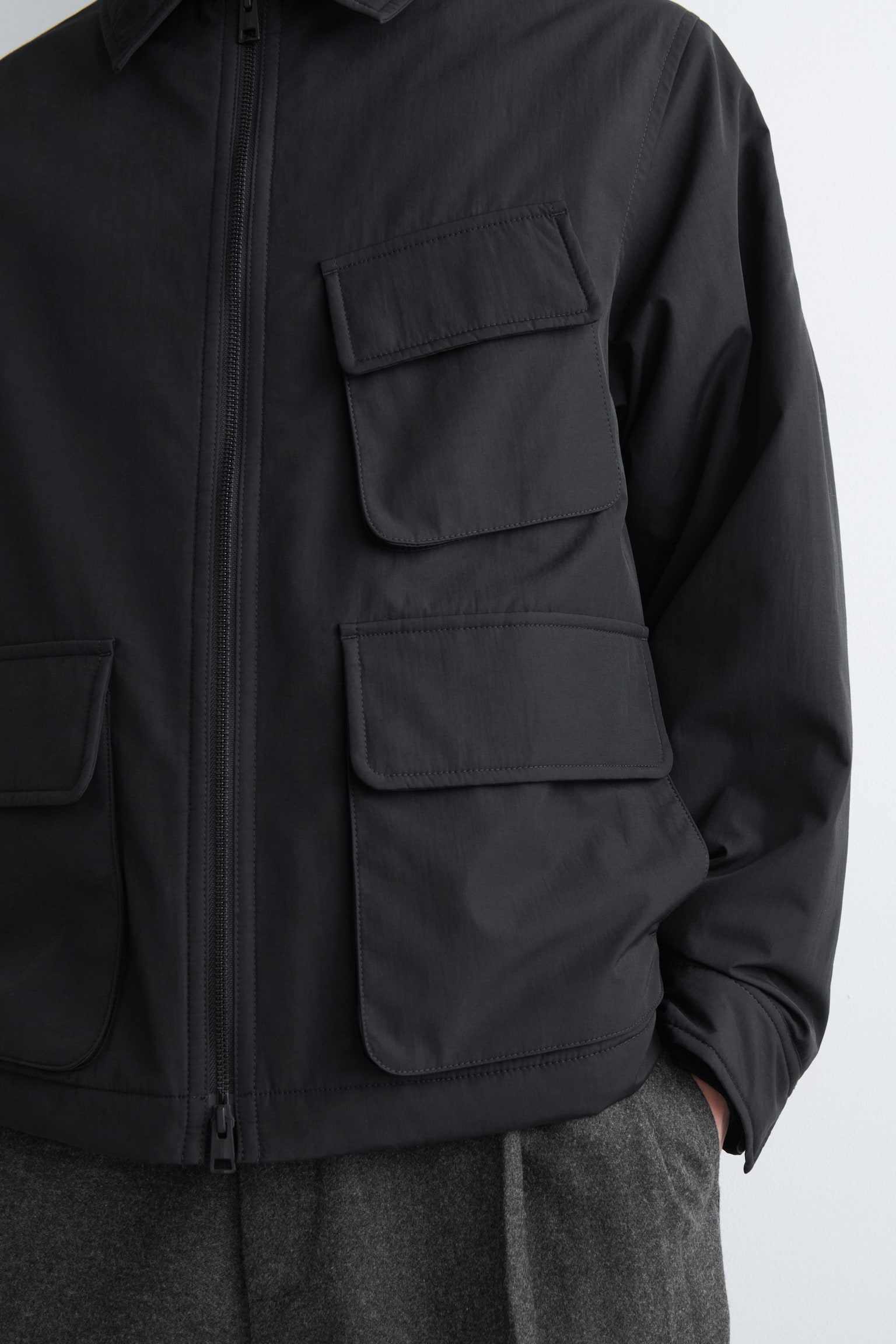 GEFÜTTERTE UTILITY-JACKE AUS NYLON - SCHWARZ/SALBEIGRÜN - 5