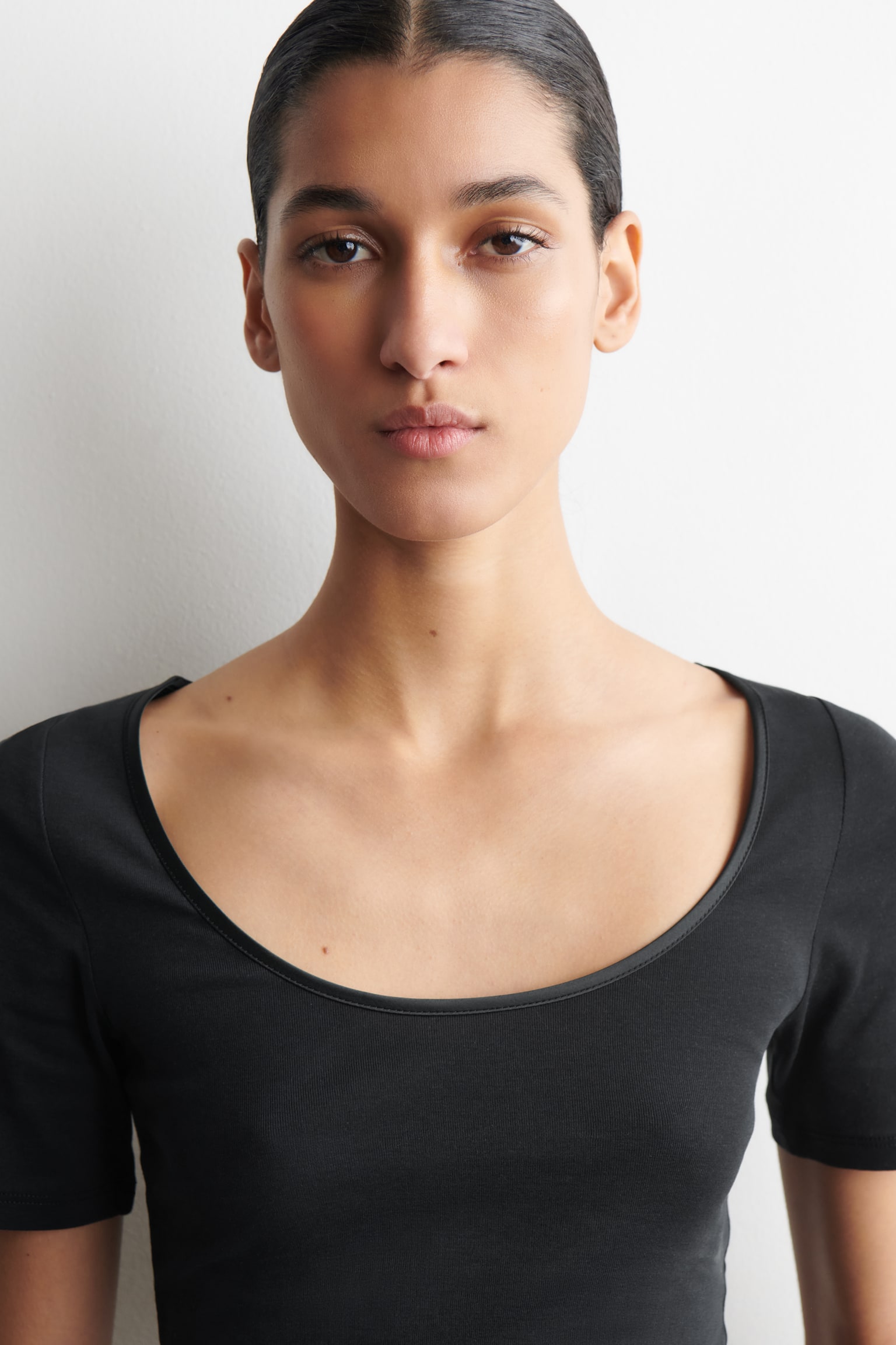 T-SHIRT AUS BAUMWOLLJERSEY MIT SATIN-VERZIERUNG - SCHWARZ/ROSA - 6