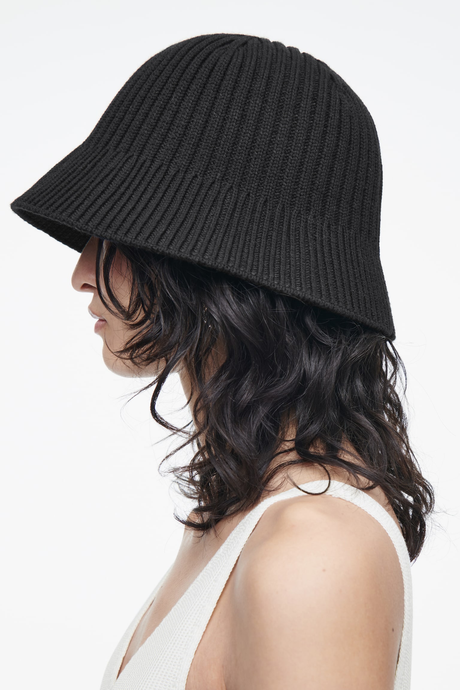 RIBBED-KNIT BUCKET HAT - BLACK/BEIGE - 1