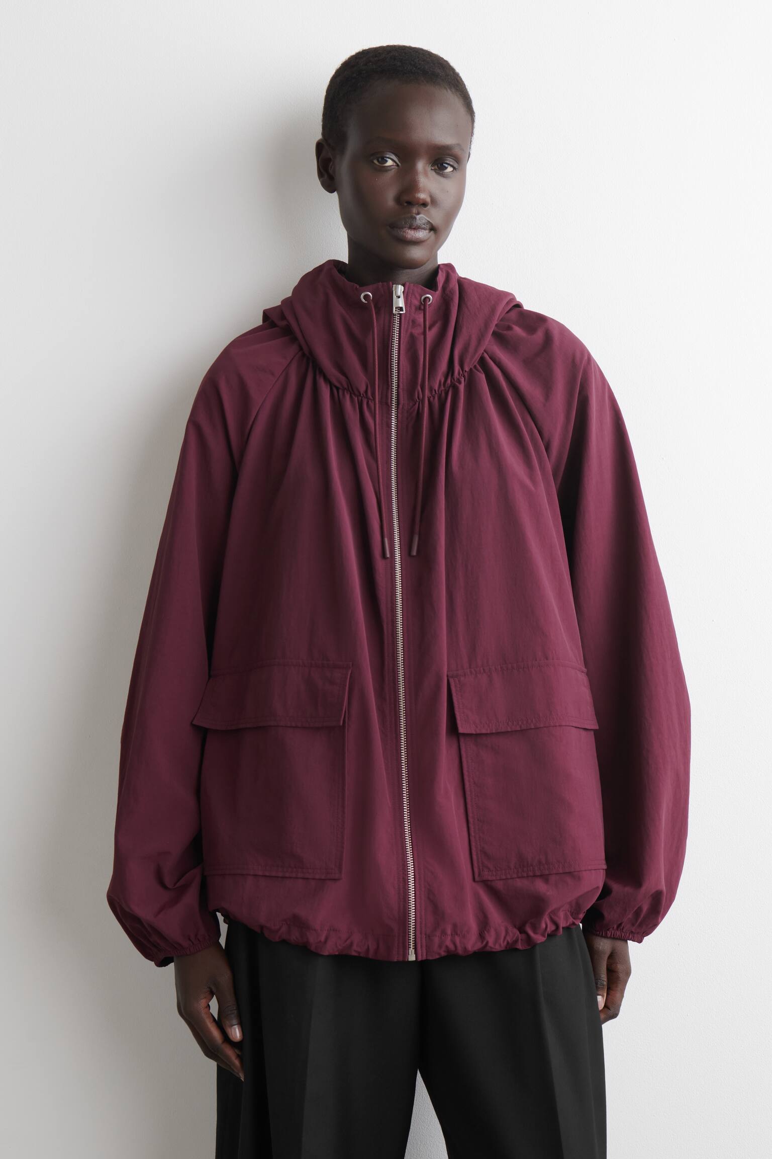 Teknisk parkas med hette - Mørkerød - 4