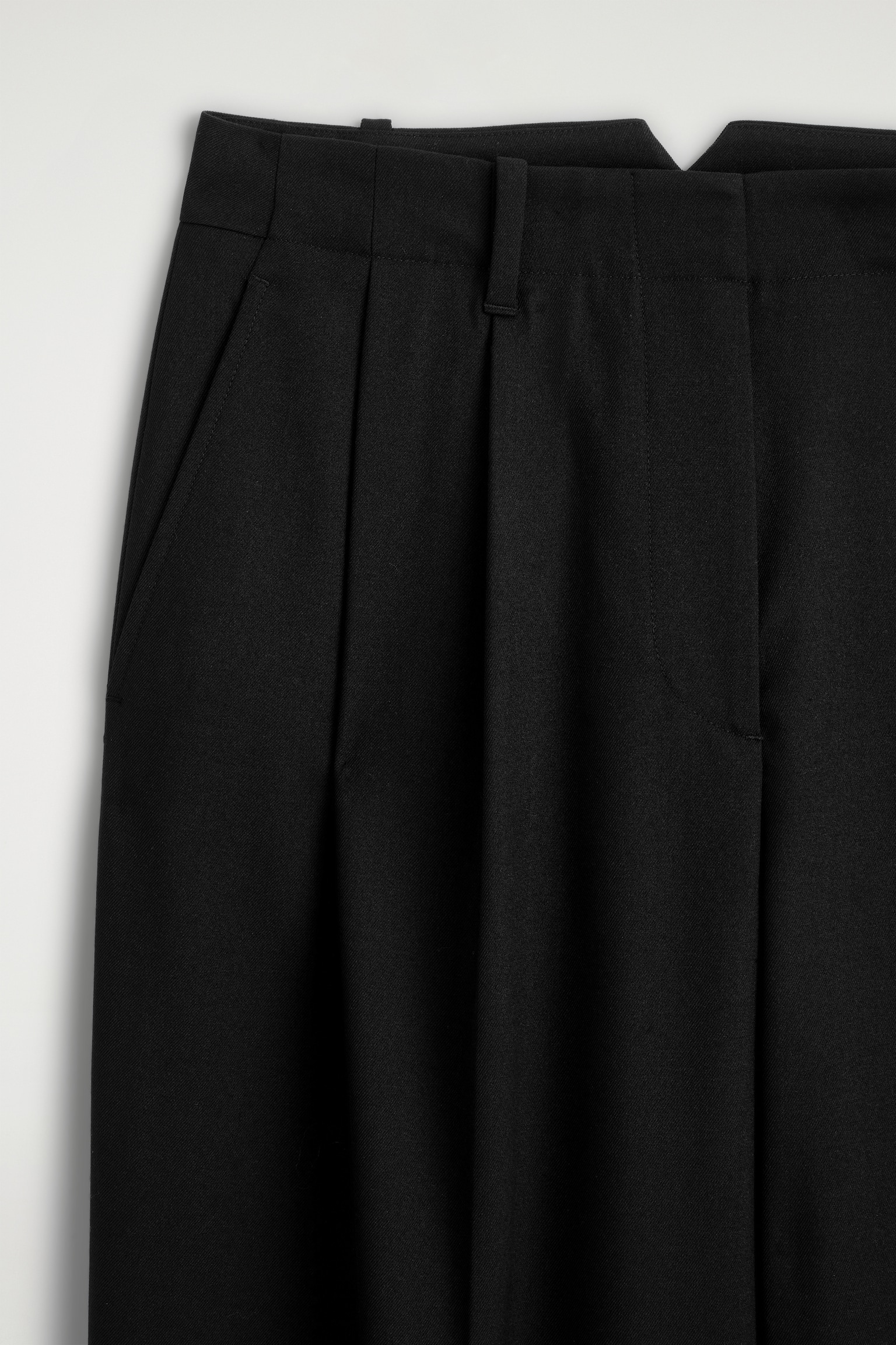SCHMAL ZULAUFENDE HOSE AUS WOLL-MIX MIT FALTEN - SCHWARZ - 3