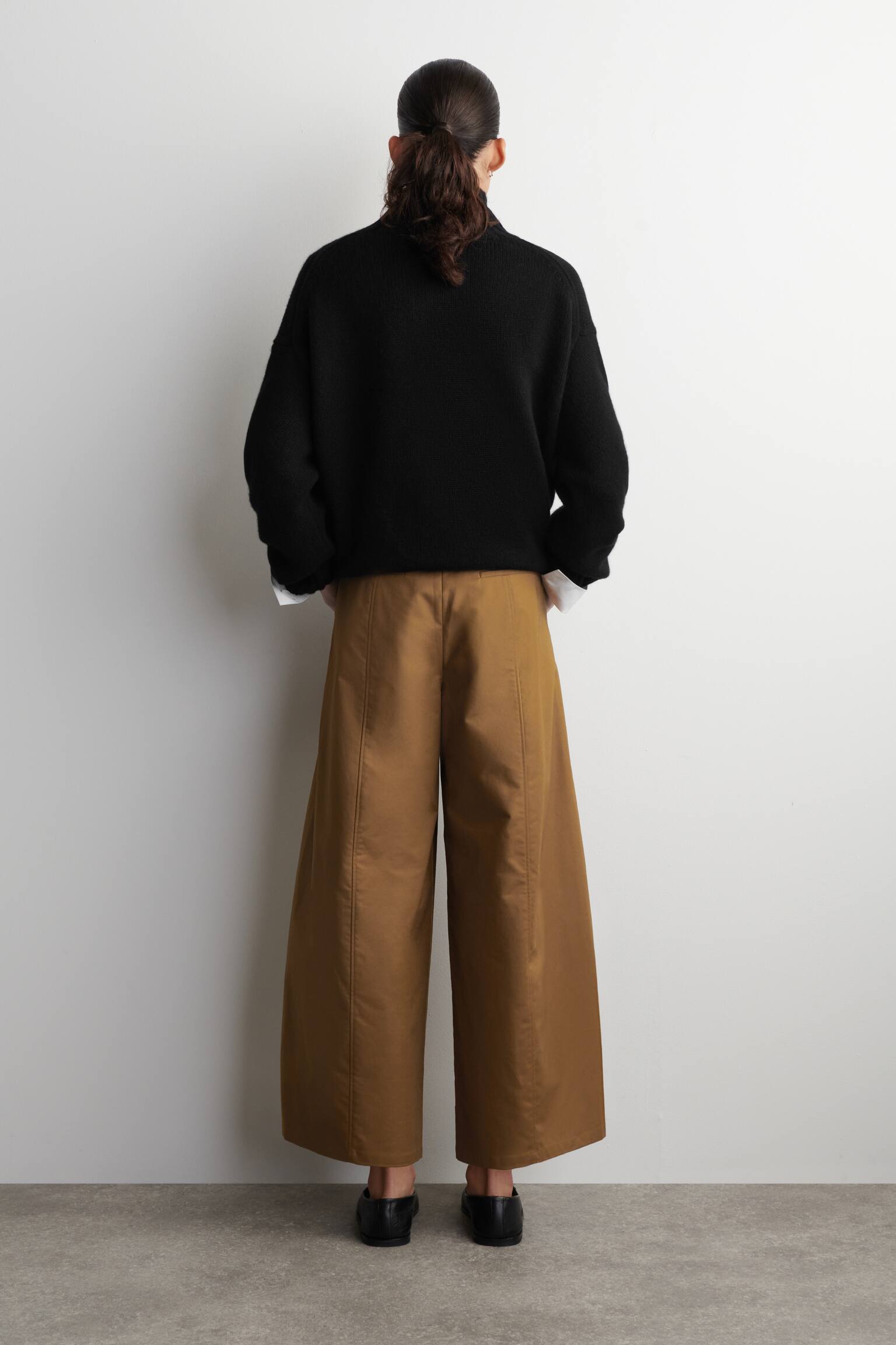 VERKÜRZTE BAUMWOLLHOSE MIT BARREL-BEIN - BRAUN/BEIGE/WEISS - 5