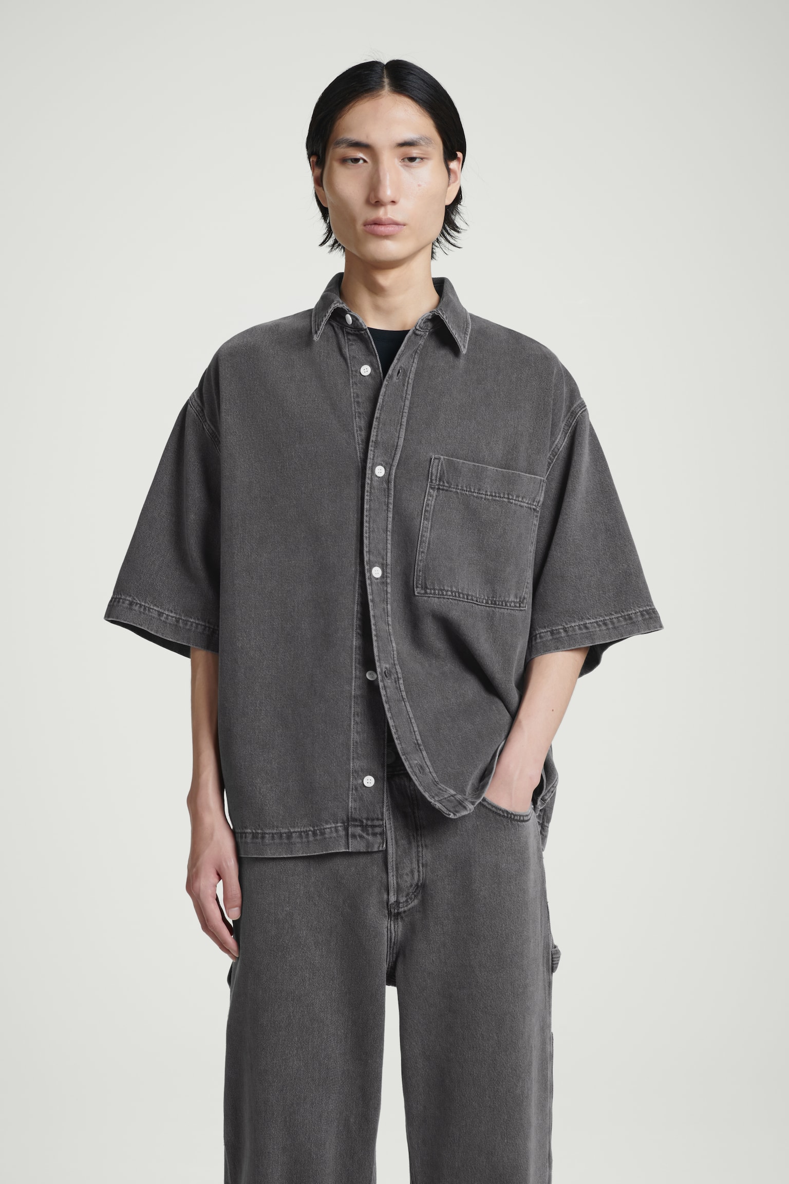 OVERSIZED SHORT-SLEEVED DENIM SHIRT - WASHED BLACK - 1