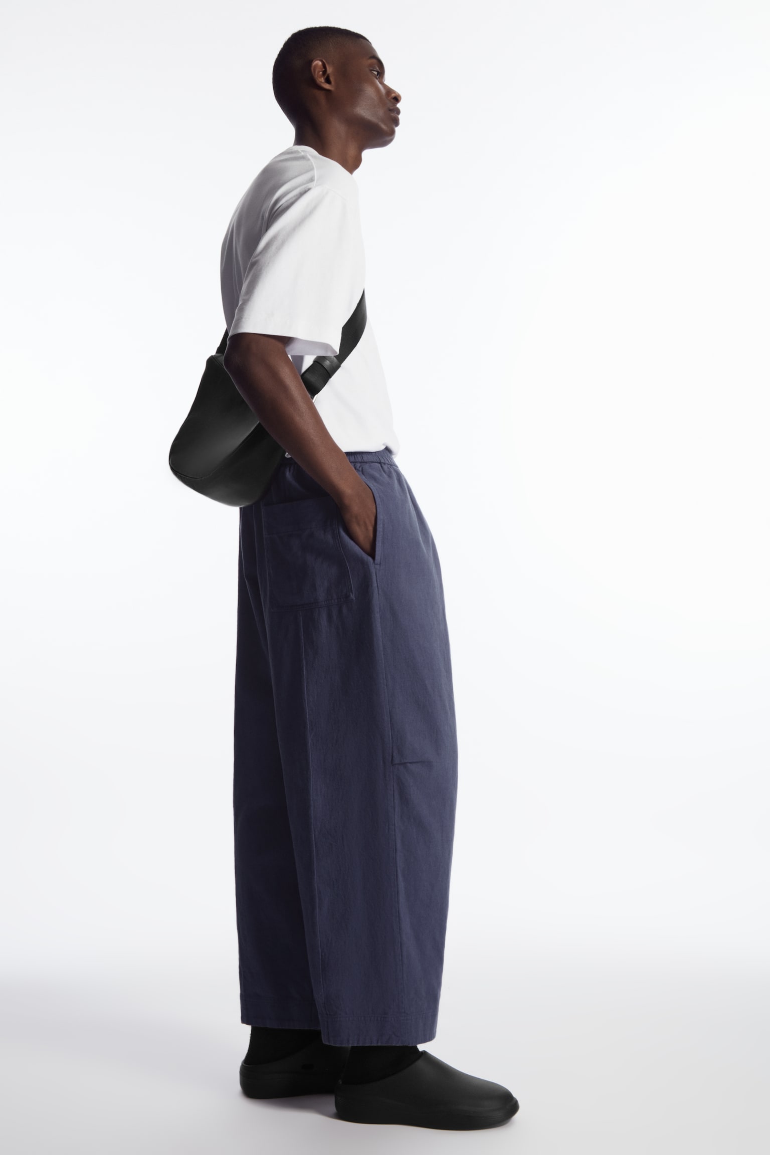 PLEATED WIDE-LEG CHAMBRAY TROUSERS - NAVY/BLACK - 1