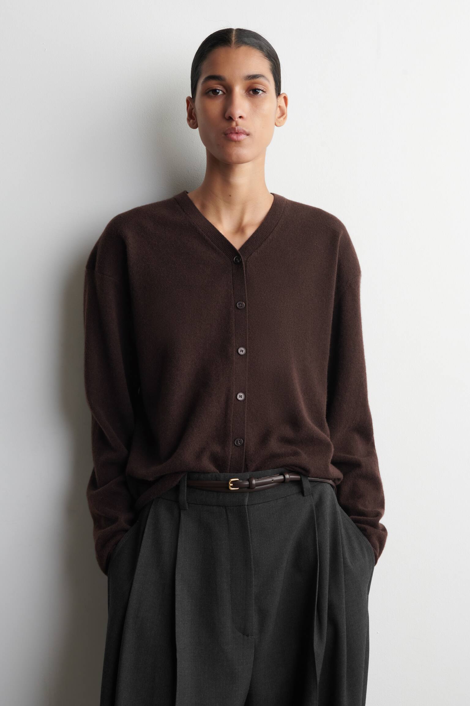 CARDIGAN I MERINOULD MED V-HALS - MØRKEBRUN/MELERET BEIGE/RØD - 1