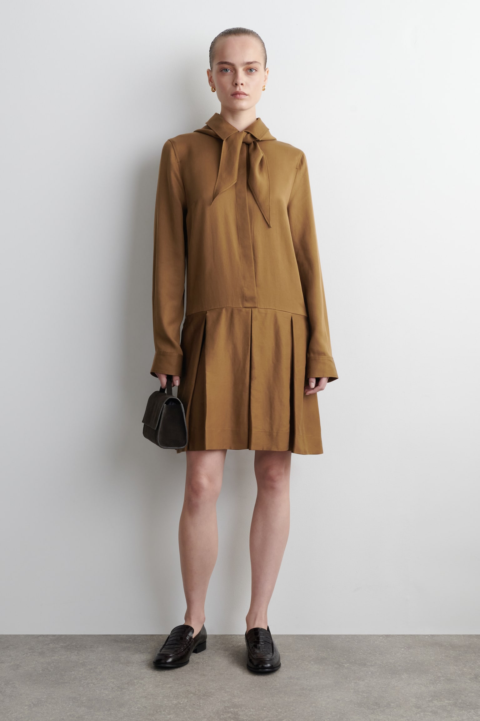 MINIKLEID MIT SCHALDETAIL UND NIEDRIGER TAILLE - BRAUN - 1