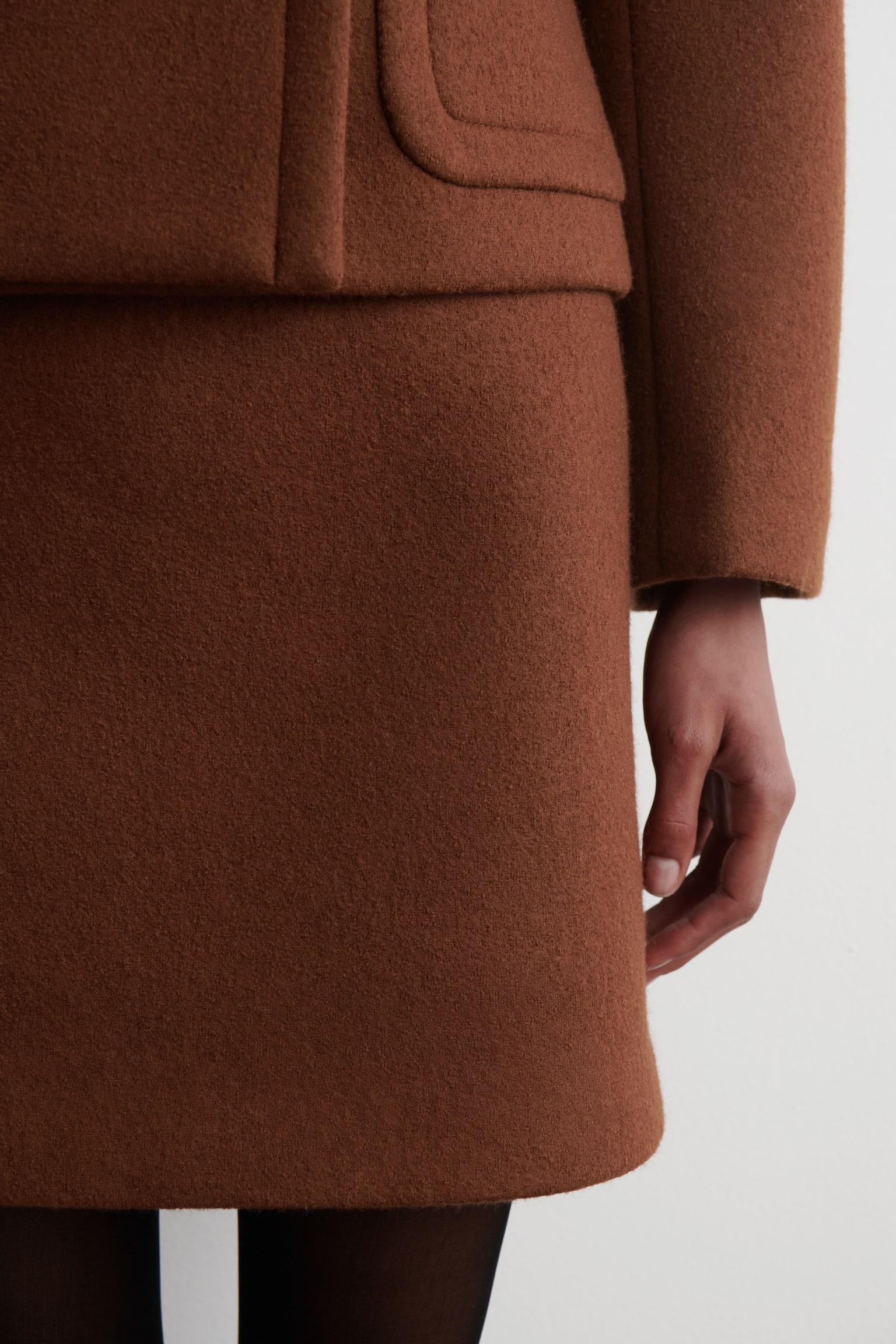 Mini-nederdel i uld med topstikninger - BRUN - 3