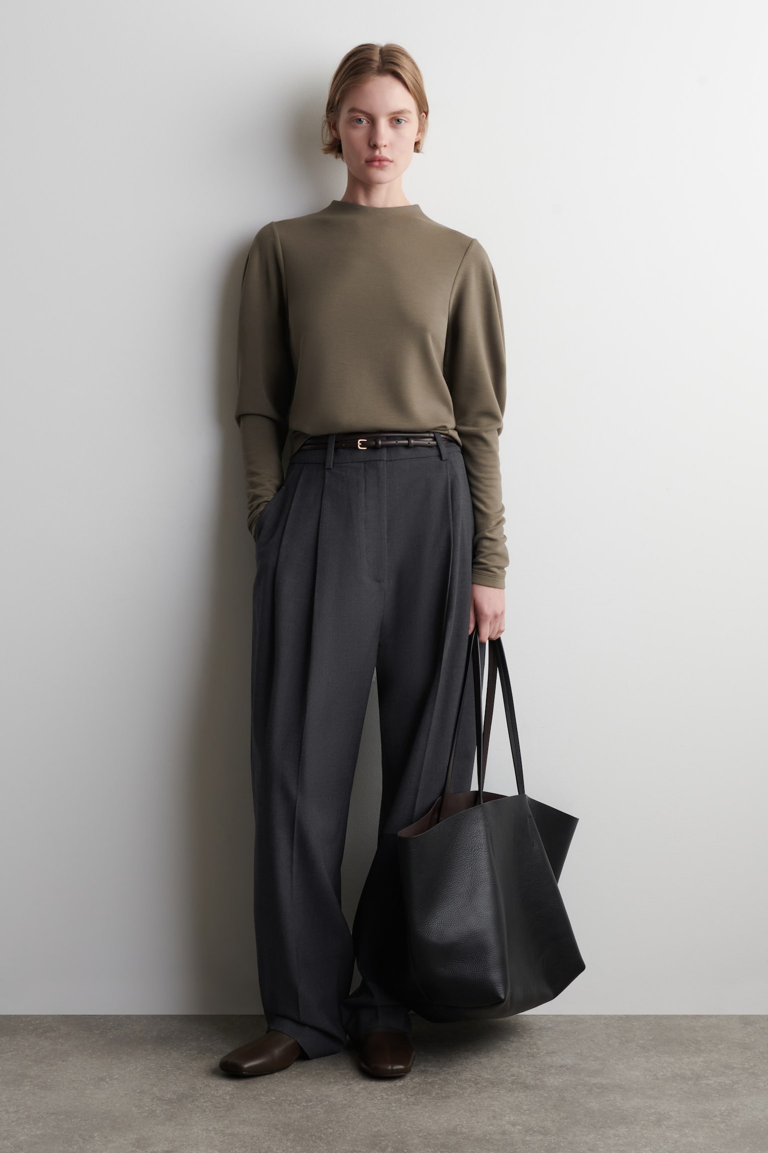 TOP MET AFRONDINGEN AAN DE MOUWEN - DONKER KHAKI/ZWART - 5