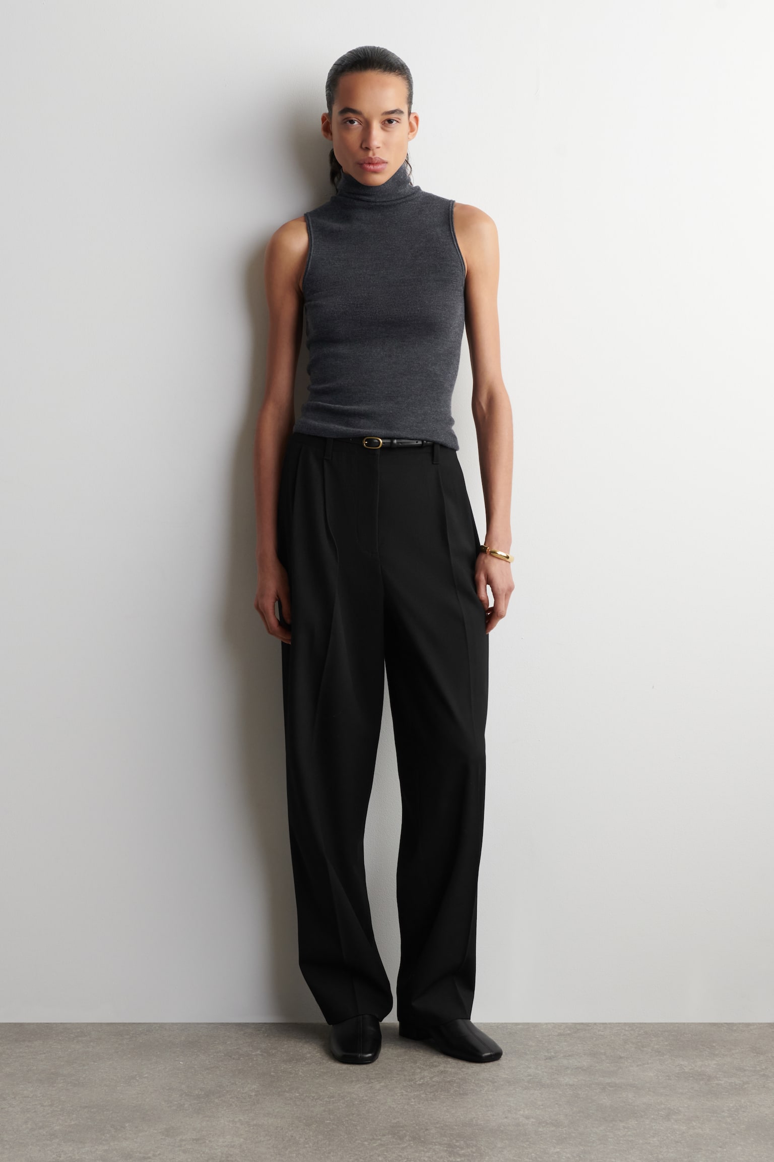 SCHMAL ZULAUFENDE HOSE AUS WOLL-MIX MIT FALTEN - SCHWARZ - 1