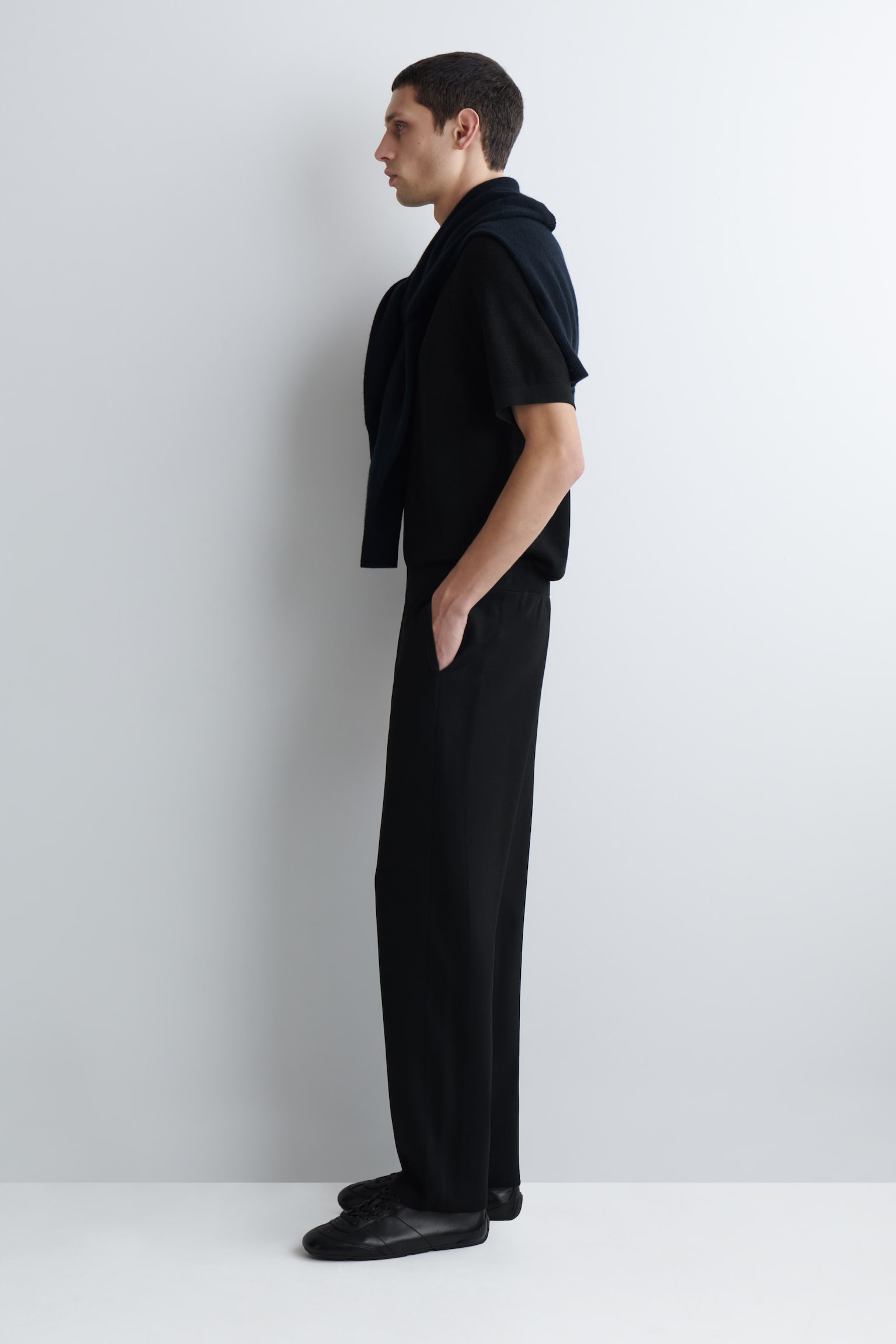 JOGGINGHOSE MIT GERADEM BEIN UND NORMALER PASSFORM - SCHWARZ - 3