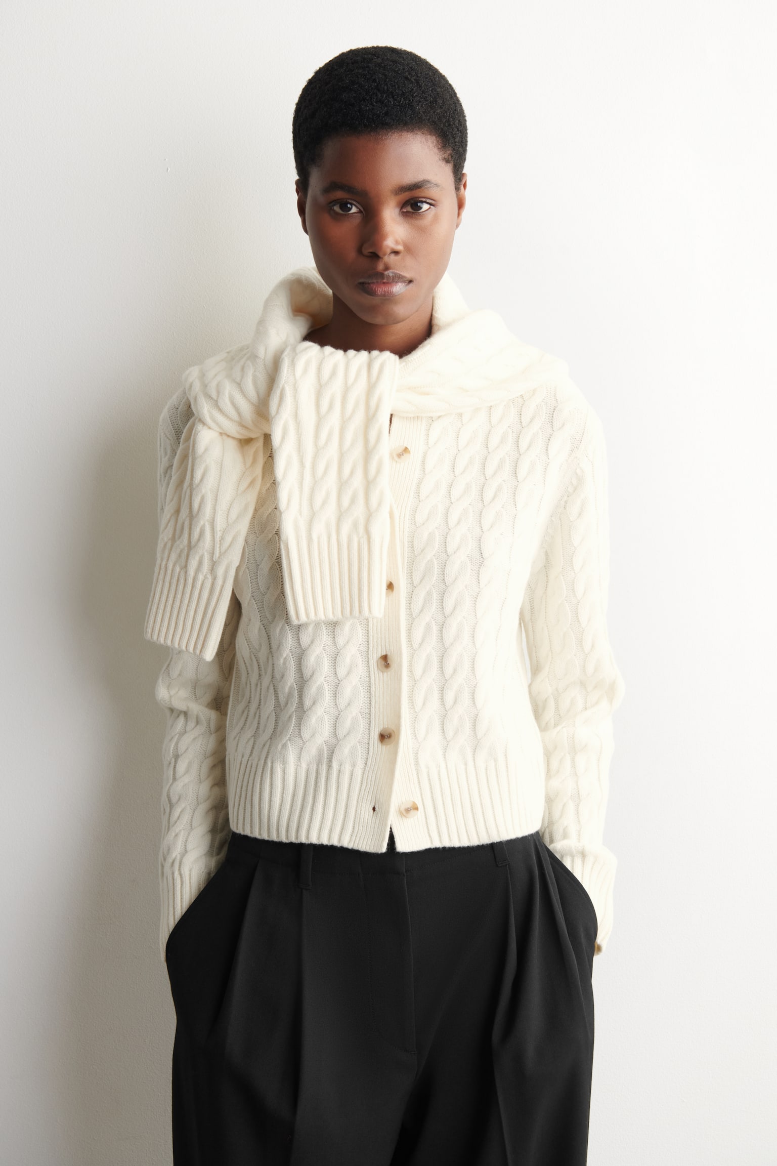 STRICKJACKE AUS MERINOWOLLE MIT ZOPFSTRICKMUSTER - ELFENBEIN/GRAU - 1