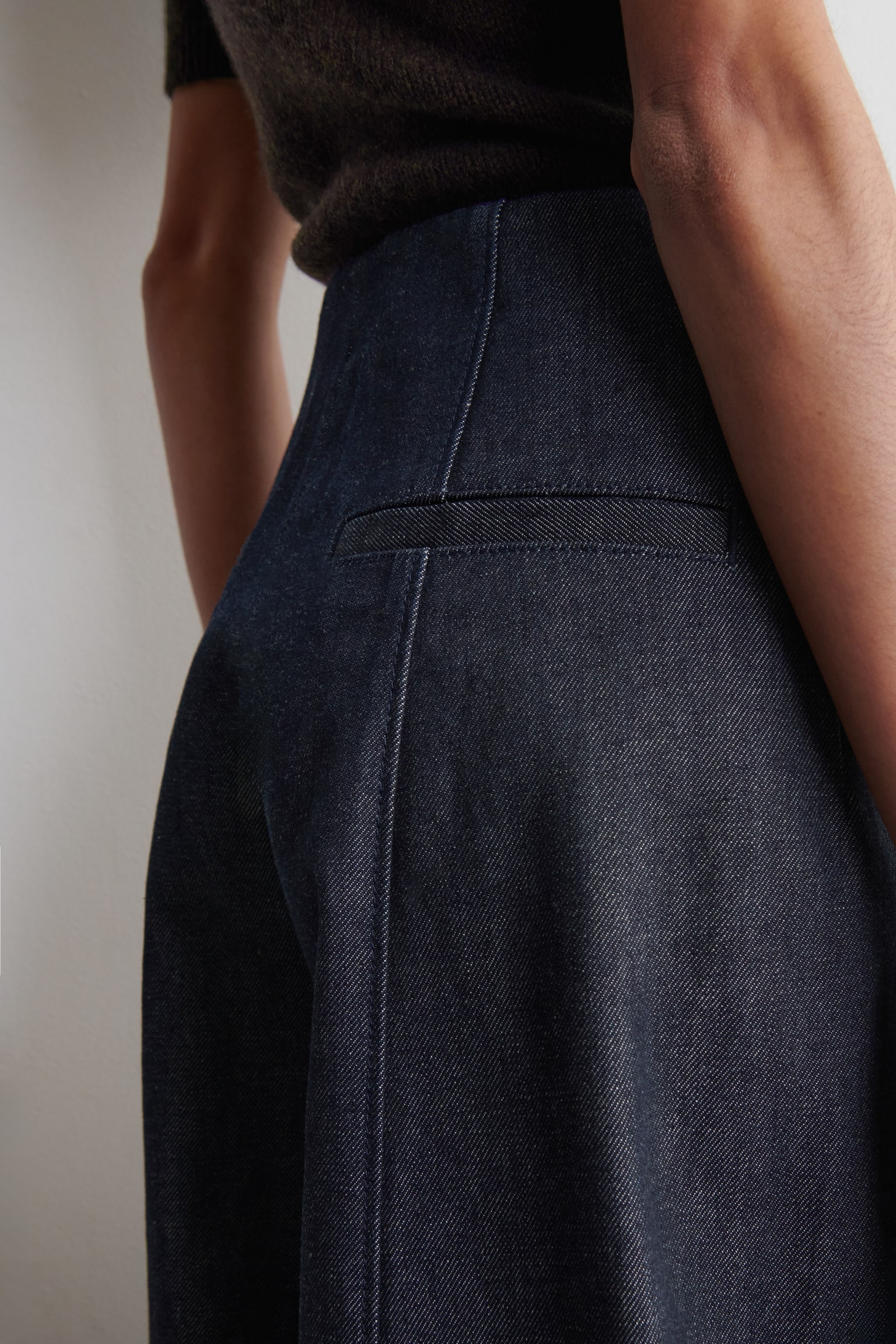 PANTALONI SCURTAȚI CU PICIOR BARIL DIN DENIM RAW - INDIGO - 4
