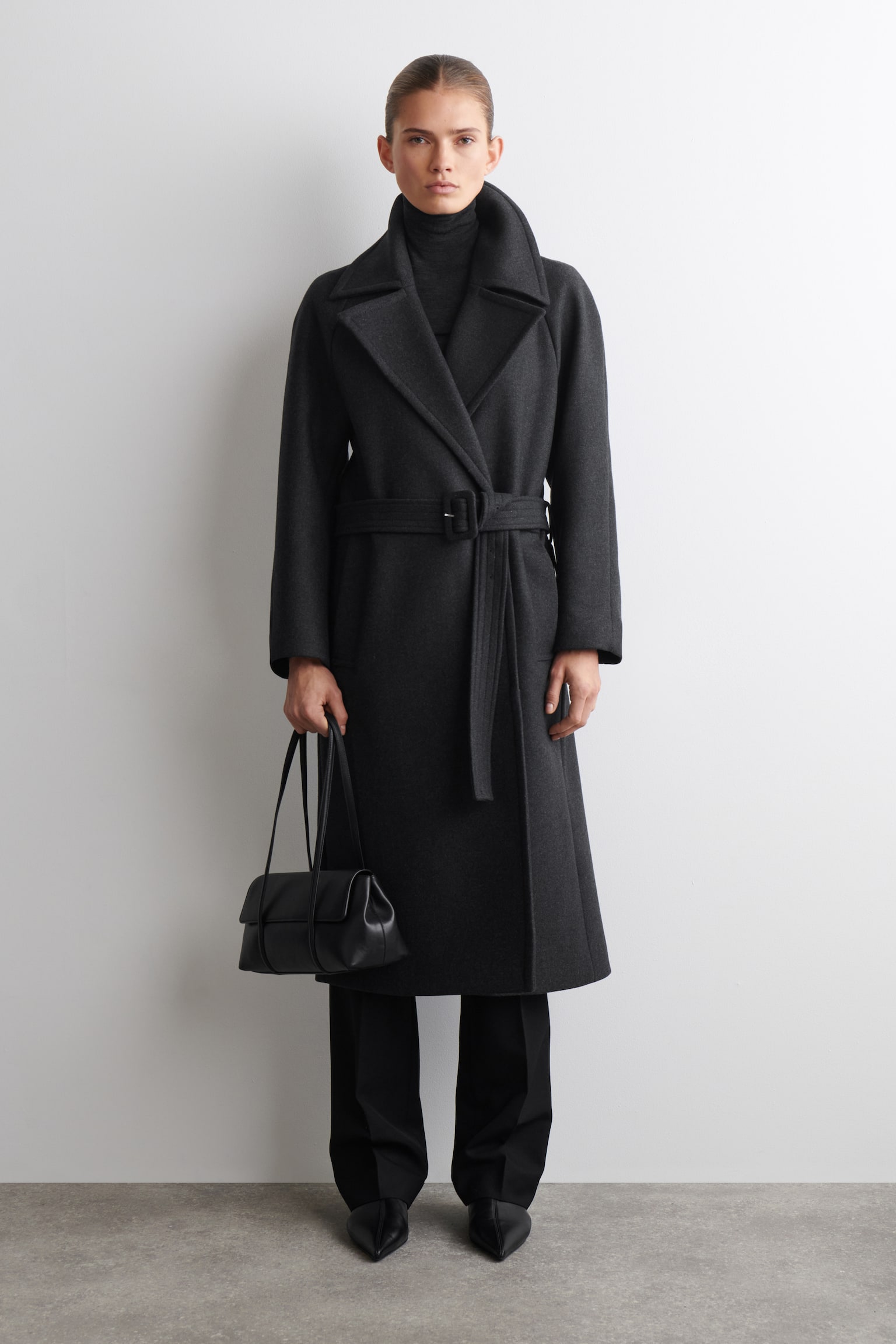 SKÓRZANA TOREBKA NA RAMIĘ „NOUVEAU” - CZARNY - 3