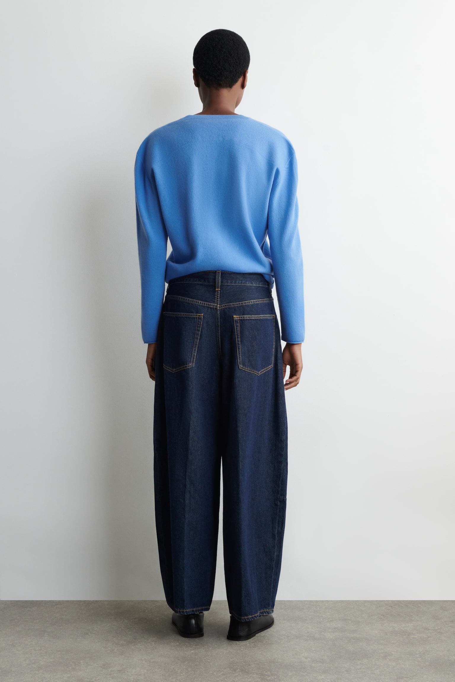 TWINE JEANS MED TØNDEFORMEDE BEN - MØRKEBLÅ/LYS BEIGE - 6