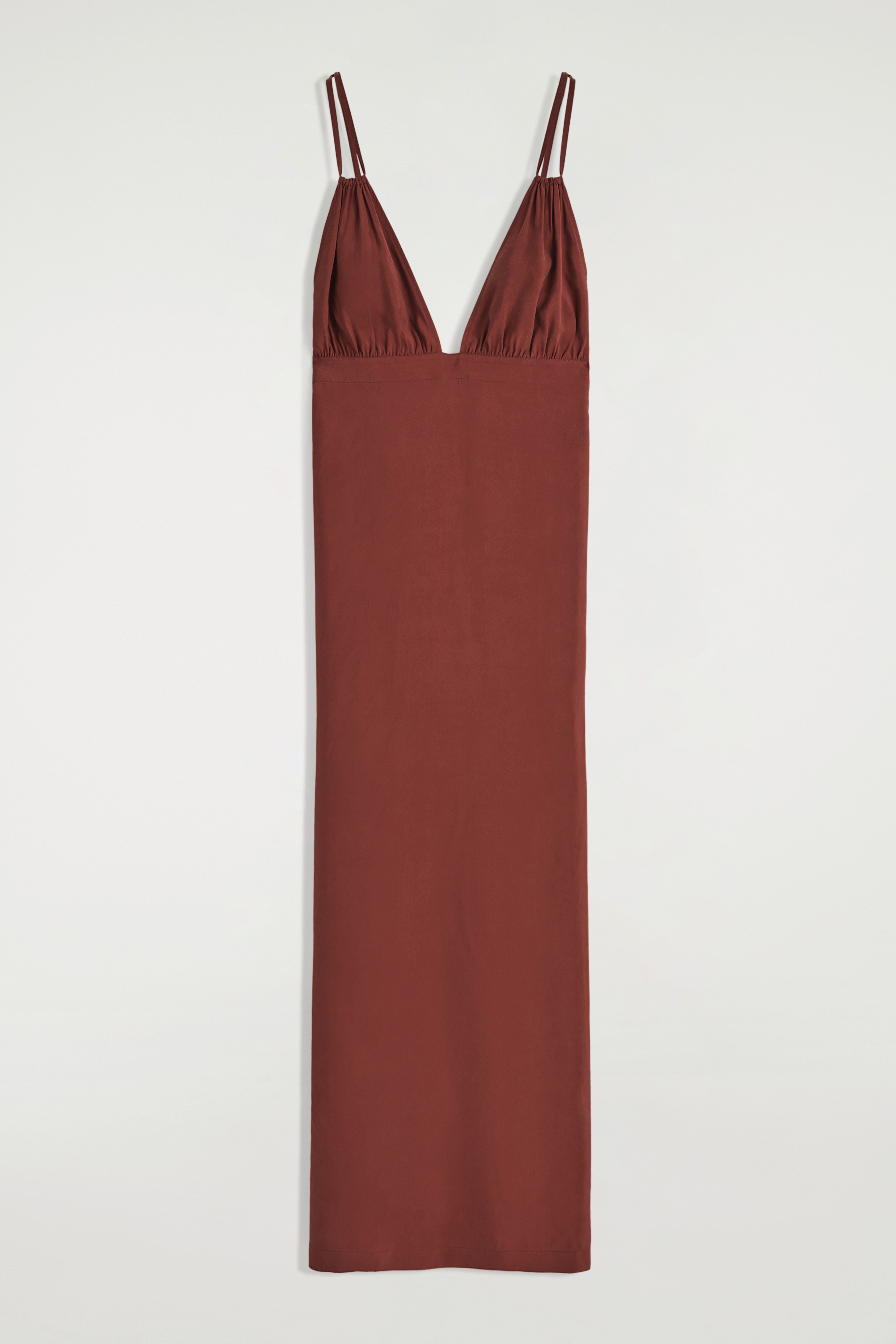 V-RINGAD MAXIKLÄNNING MED RYNKNING - MÖRKRÖD/tvättad svart